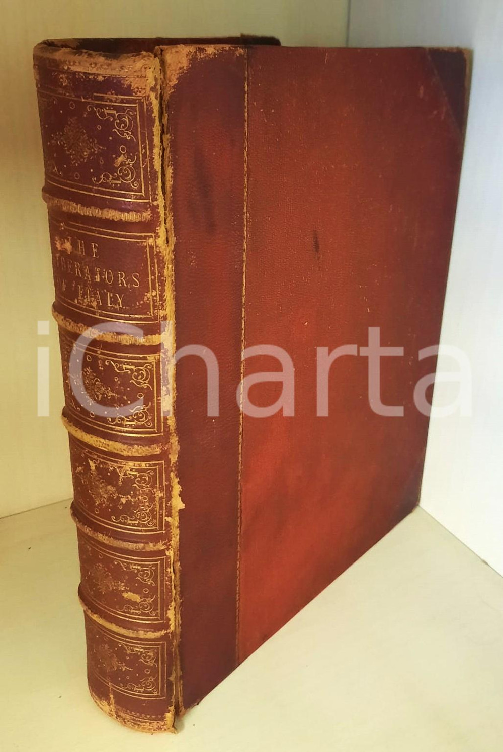 1865 E. H. NOLAN The liberators of Italy - RARE BOOK - DAMAGED Volume originale d'epoca, con illustrazioni b/n, titoli dorati al dorso, taglio dorato.Titolo completo: "The liberators of Italy: or, The lives of General Garibaldi; Victor Emmanuel, King ofÂ Italy; Count Cavour; and Napoleon III., emperor of the French".PAGINE: 592 VERY POOR/gravemente danneggiato coperta danneggiata da strappi e rosure; distacco dei fogli di guardia (presenti); tracce di umiditÃ  al taglio; interno in buone condizioni complessive, ma con fioriture Formato: 21x28 cm originale e autentica 1