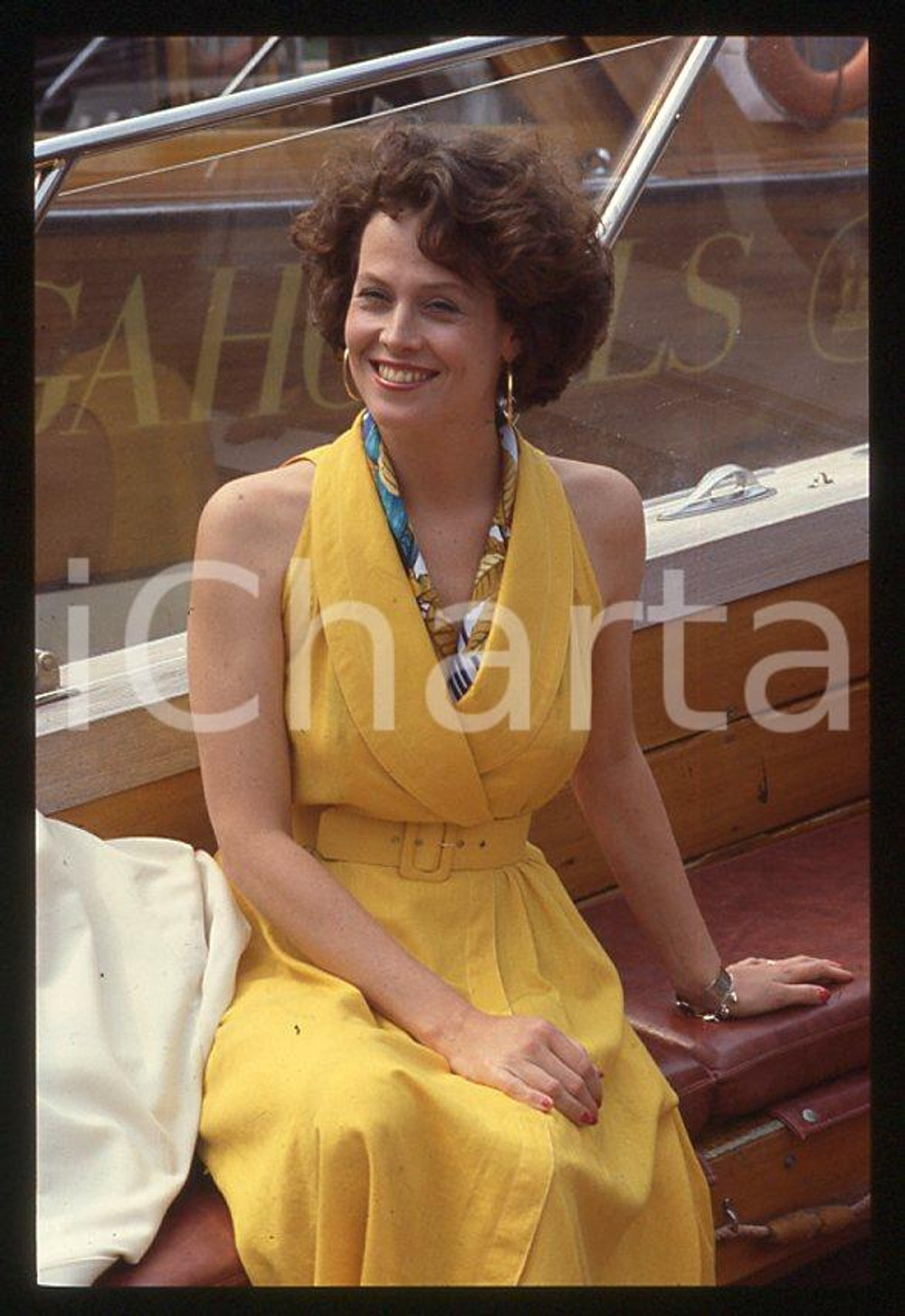 1995 ca Sigourney WEAVER Festival del cinema VENEZIA *35 mm vintage slide (26)  Diapositiva d'epoca, in formato 35 mm.CONDIZIONI: GOODE' severamente vietata la riproduzione. Tutti i diritti sono riservati.ICharta mette in vendita, sul negozio eBay e in esclusiva sul sito "icharta" il proprio archivio composto da numerose diapositive e negativi fotografici d'epoca, tutti originali e autentici, che attraversano la storia del costume italiano tra gli la fine degli anni Sessanta e Novanta.Si tratta di uno sguardo inedito sull'attualità, la politica, la vita quotidiana, il gossip e la cultura, che fotografa il cambiamento della nazione in quest'ultimo scorcio del XX secolo. Un'occasione unica per il mercato del collezionismo, che vede finalmente disponibile un archivio eccezionale per vastità, tematiche e condizioni, in un settore (il negativo fotografico e la diapositiva) di assoluta novità e dalle interessanti prospettive di investimento.  GOOD/buono   originale e autentica 1