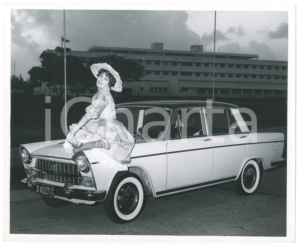 1959 MEXICO Silvana PAMPANINI posa con FIAT 1800 Foto 25x20 (23)  Fotografia d'epoca. GOOD/buono  Formato: 20x25  originale e autentica 1
