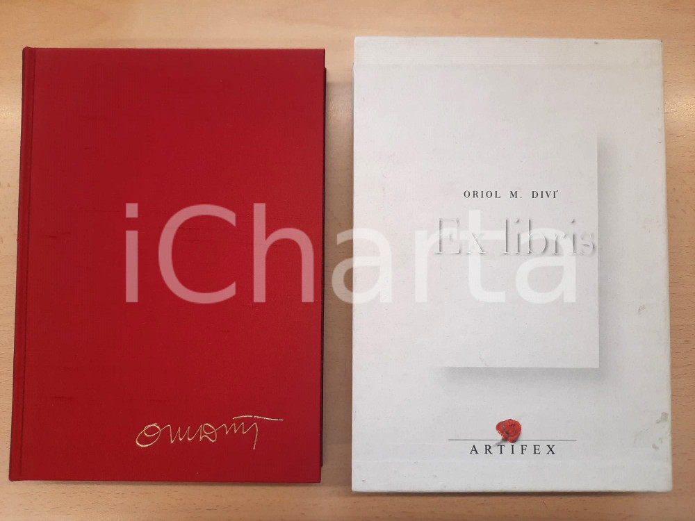 2004 Oriol M. DIVI' - Ex libris - Edizioni ARTIFEX (2) Autografo NICOLI Legatura editoriale in tela, con custodia in cartoncino. Tiratura limitata in 99 esemplari (il presente è il n° 17), con firma autografa di Giancarlo Nicoli (editore e traduttore).Interamente illustrato con gli ex libris di Oriol M. Divi'.PAGINE: 183EDITORE: Artifex - Lurago Marinone (CO) GOOD/buono ma macchie alla custodia Formato: 18x26 cm originale e autentica 1