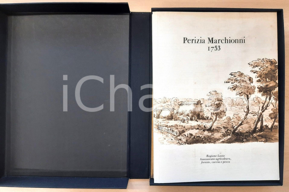 1989 REGIONE LAZIO Perizia Marchionni 1753 *Franco Maria Ricci ed. anastatica Cofanetto telato nero, che contiene: brossura illustrata di 23 pagine, promossa dalla Regione Lazio, Assessorato agricoltura, foreste, caccia e pesca, con introduzione di Gabriele Panizzi e testo della perizia; volume in similpergamena, effetto invecchiato, di 22 pagine con la riproduzione anastatica della stessa perizia; 10 tavole ripiegate, illustrate, anch'esse riproduzioni anastatiche delle tavole originali. GOOD/buono minime tracce d'uso alla custodia Formato: 22x28 cm originale e autentica 1