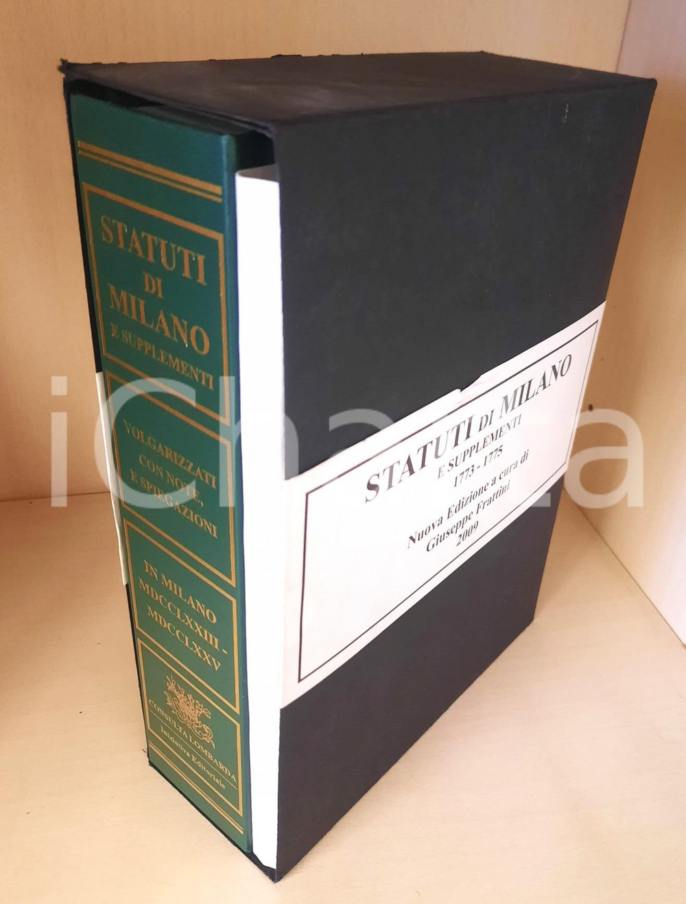 2009 Statuti di MILANO e supplementi 1773-1775 *Ed. anastatica G. FRATTINI (2) Volume + Cartella Cartine geografiche + CD-ROM conservate in custodia cartonata. Riproduzione anastatica dell'ed. di Milano, 1773, stampata "Appresso Giuseppe Galeazzi". In allegato CD-ROM + 6 cartine geografiche più volte ripiegate + lo Statuto d'Autonomia della Lombardia. Titolo completo: "Statuti di Milano e supplementi. 1773 - 1775. Secondo la traduzione in volgare di Antonio Odescalchi in Como dal testo in latino di Gabriele Verri del 1747". Nuova edizione a cura di Giuseppe Frattini.PAGINE: 784" GOOD/buono minime tracce d'uso alla custodia, con piccole sbrecciature Formato: 18x25 cm originale e autentica 1