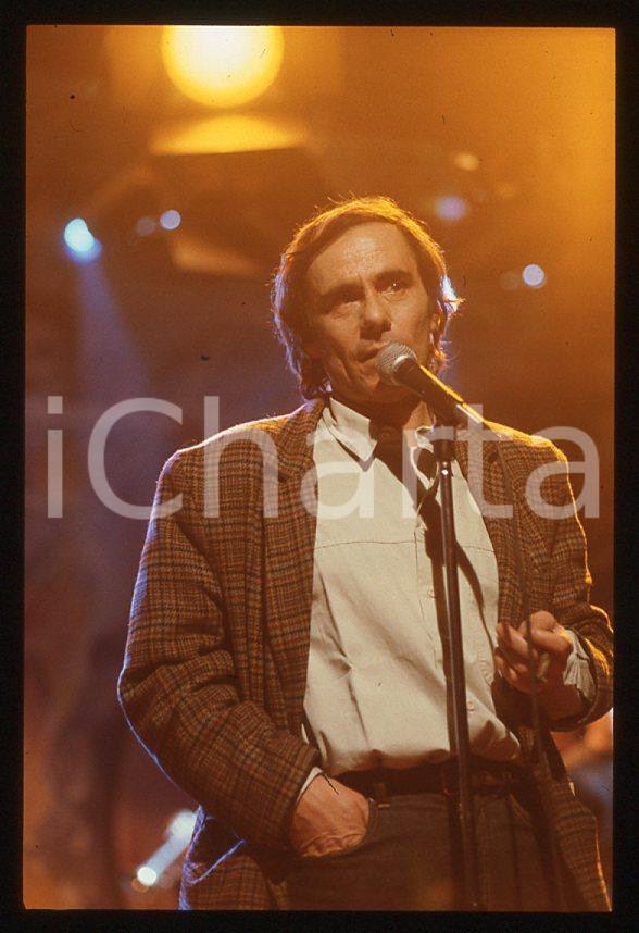 1990 ca Roberto VECCHIONI Ritratto cantante * 35 mm vintage slide (4)  Diapositiva d'epoca, in formato 35 mm.CONDIZIONI: GOODE' severamente vietata la riproduzione. Tutti i diritti sono riservati.ICharta mette in vendita, sul negozio eBay e in esclusiva sul sito "icharta" il proprio archivio composto da numerose diapositive e negativi fotografici d'epoca, tutti originali e autentici, che attraversano la storia del costume italiano tra gli la fine degli anni Sessanta e Novanta.Si tratta di uno sguardo inedito sull'attualità, la politica, la vita quotidiana, il gossip e la cultura, che fotografa il cambiamento della nazione in quest'ultimo scorcio del XX secolo. Un'occasione unica per il mercato del collezionismo, che vede finalmente disponibile un archivio eccezionale per vastità, tematiche e condizioni, in un settore (il negativo fotografico e la diapositiva) di assoluta novità e dalle interessanti prospettive di investimento.  GOOD/buono   originale e autentica 1