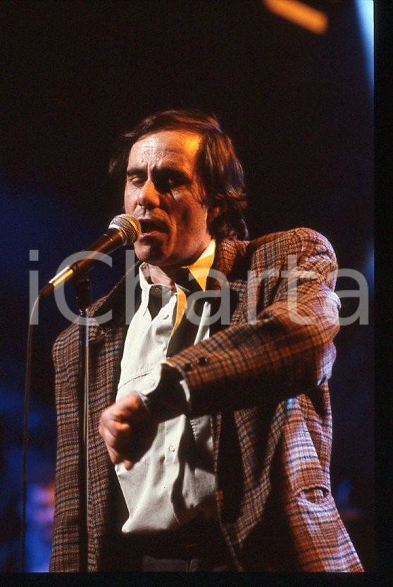 1990 ca Roberto VECCHIONI Ritratto cantante * 35 mm vintage slide (2)  Diapositiva d'epoca, in formato 35 mm.CONDIZIONI: GOODE' severamente vietata la riproduzione. Tutti i diritti sono riservati.ICharta mette in vendita, sul negozio eBay e in esclusiva sul sito "icharta" il proprio archivio composto da numerose diapositive e negativi fotografici d'epoca, tutti originali e autentici, che attraversano la storia del costume italiano tra gli la fine degli anni Sessanta e Novanta.Si tratta di uno sguardo inedito sull'attualità, la politica, la vita quotidiana, il gossip e la cultura, che fotografa il cambiamento della nazione in quest'ultimo scorcio del XX secolo. Un'occasione unica per il mercato del collezionismo, che vede finalmente disponibile un archivio eccezionale per vastità, tematiche e condizioni, in un settore (il negativo fotografico e la diapositiva) di assoluta novità e dalle interessanti prospettive di investimento.  GOOD/buono   originale e autentica 1