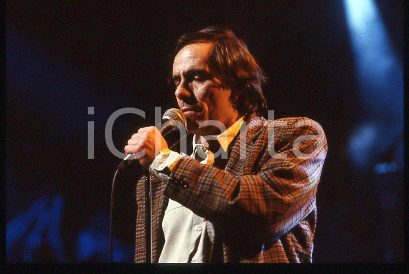 1990 ca Roberto VECCHIONI Ritratto cantante * 35 mm vintage slide (5)  Diapositiva d'epoca, in formato 35 mm.CONDIZIONI: GOODE' severamente vietata la riproduzione. Tutti i diritti sono riservati.ICharta mette in vendita, sul negozio eBay e in esclusiva sul sito "icharta" il proprio archivio composto da numerose diapositive e negativi fotografici d'epoca, tutti originali e autentici, che attraversano la storia del costume italiano tra gli la fine degli anni Sessanta e Novanta.Si tratta di uno sguardo inedito sull'attualità, la politica, la vita quotidiana, il gossip e la cultura, che fotografa il cambiamento della nazione in quest'ultimo scorcio del XX secolo. Un'occasione unica per il mercato del collezionismo, che vede finalmente disponibile un archivio eccezionale per vastità, tematiche e condizioni, in un settore (il negativo fotografico e la diapositiva) di assoluta novità e dalle interessanti prospettive di investimento.  GOOD/buono   originale e autentica 1