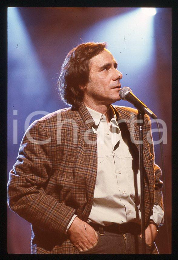 1990 ca Roberto VECCHIONI Ritratto cantante * 35 mm vintage slide (7)  Diapositiva d'epoca, in formato 35 mm.CONDIZIONI: GOODE' severamente vietata la riproduzione. Tutti i diritti sono riservati.ICharta mette in vendita, sul negozio eBay e in esclusiva sul sito "icharta" il proprio archivio composto da numerose diapositive e negativi fotografici d'epoca, tutti originali e autentici, che attraversano la storia del costume italiano tra gli la fine degli anni Sessanta e Novanta.Si tratta di uno sguardo inedito sull'attualità, la politica, la vita quotidiana, il gossip e la cultura, che fotografa il cambiamento della nazione in quest'ultimo scorcio del XX secolo. Un'occasione unica per il mercato del collezionismo, che vede finalmente disponibile un archivio eccezionale per vastità, tematiche e condizioni, in un settore (il negativo fotografico e la diapositiva) di assoluta novità e dalle interessanti prospettive di investimento.  GOOD/buono   originale e autentica 1