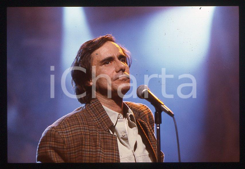 1990 ca Roberto VECCHIONI Ritratto cantante * 35 mm vintage slide (8)  Diapositiva d'epoca, in formato 35 mm.CONDIZIONI: GOODE' severamente vietata la riproduzione. Tutti i diritti sono riservati.ICharta mette in vendita, sul negozio eBay e in esclusiva sul sito "icharta" il proprio archivio composto da numerose diapositive e negativi fotografici d'epoca, tutti originali e autentici, che attraversano la storia del costume italiano tra gli la fine degli anni Sessanta e Novanta.Si tratta di uno sguardo inedito sull'attualità, la politica, la vita quotidiana, il gossip e la cultura, che fotografa il cambiamento della nazione in quest'ultimo scorcio del XX secolo. Un'occasione unica per il mercato del collezionismo, che vede finalmente disponibile un archivio eccezionale per vastità, tematiche e condizioni, in un settore (il negativo fotografico e la diapositiva) di assoluta novità e dalle interessanti prospettive di investimento.  GOOD/buono   originale e autentica 1