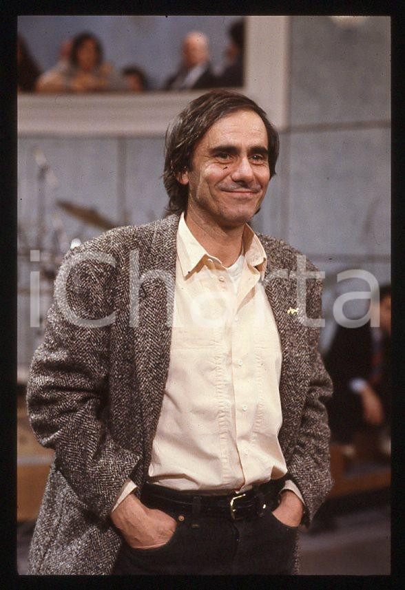 1990 ca Roberto VECCHIONI Ritratto cantante * 35 mm vintage slide (10)  Diapositiva d'epoca, in formato 35 mm.CONDIZIONI: GOODE' severamente vietata la riproduzione. Tutti i diritti sono riservati.ICharta mette in vendita, sul negozio eBay e in esclusiva sul sito "icharta" il proprio archivio composto da numerose diapositive e negativi fotografici d'epoca, tutti originali e autentici, che attraversano la storia del costume italiano tra gli la fine degli anni Sessanta e Novanta.Si tratta di uno sguardo inedito sull'attualità, la politica, la vita quotidiana, il gossip e la cultura, che fotografa il cambiamento della nazione in quest'ultimo scorcio del XX secolo. Un'occasione unica per il mercato del collezionismo, che vede finalmente disponibile un archivio eccezionale per vastità, tematiche e condizioni, in un settore (il negativo fotografico e la diapositiva) di assoluta novità e dalle interessanti prospettive di investimento.  GOOD/buono   originale e autentica 1