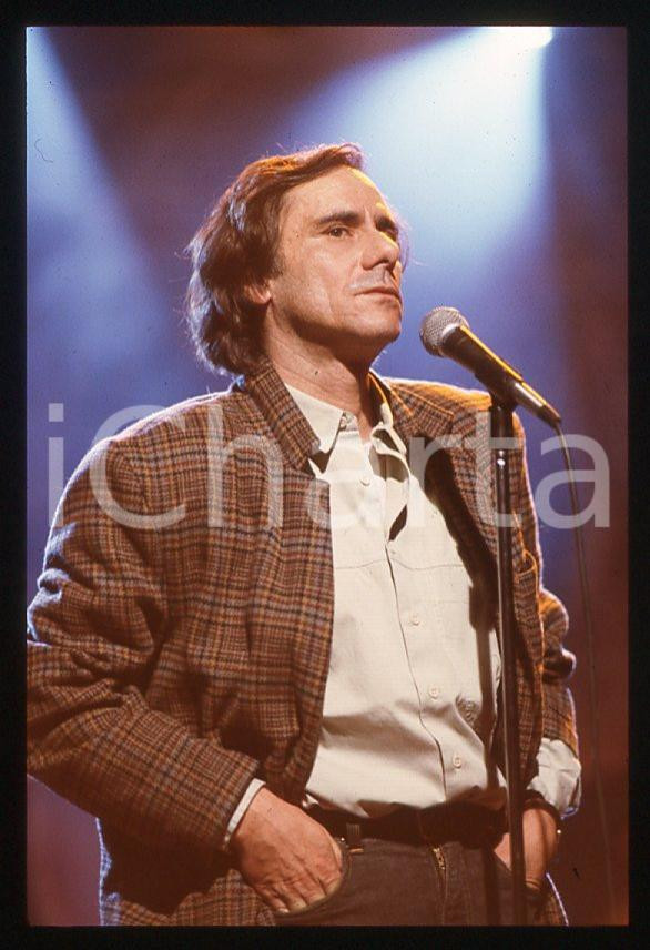 1990 ca Roberto VECCHIONI Ritratto cantante * 35 mm vintage slide (9)  Diapositiva d'epoca, in formato 35 mm.CONDIZIONI: GOODE' severamente vietata la riproduzione. Tutti i diritti sono riservati.ICharta mette in vendita, sul negozio eBay e in esclusiva sul sito "icharta" il proprio archivio composto da numerose diapositive e negativi fotografici d'epoca, tutti originali e autentici, che attraversano la storia del costume italiano tra gli la fine degli anni Sessanta e Novanta.Si tratta di uno sguardo inedito sull'attualità, la politica, la vita quotidiana, il gossip e la cultura, che fotografa il cambiamento della nazione in quest'ultimo scorcio del XX secolo. Un'occasione unica per il mercato del collezionismo, che vede finalmente disponibile un archivio eccezionale per vastità, tematiche e condizioni, in un settore (il negativo fotografico e la diapositiva) di assoluta novità e dalle interessanti prospettive di investimento.  GOOD/buono   originale e autentica 1