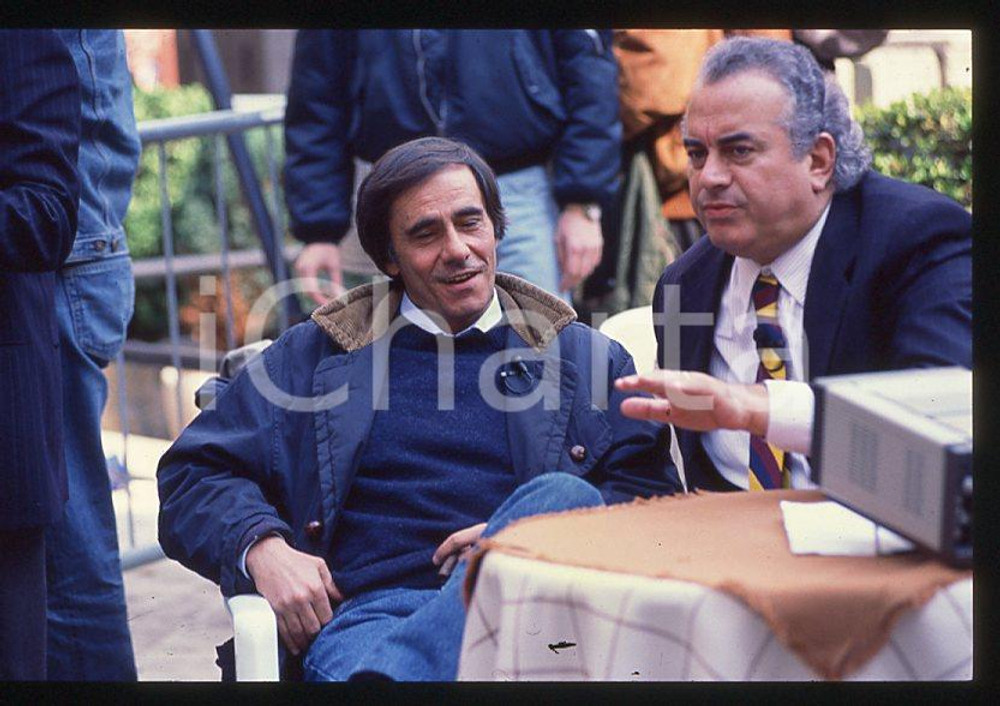 1990 Roberto VECCHIONI Vittorio SALVETTI - FESTIVALBAR * 35 mm vintage slide  Diapositiva d'epoca, in formato 35 mm.CONDIZIONI: GOODE' severamente vietata la riproduzione. Tutti i diritti sono riservati.ICharta mette in vendita, sul negozio eBay e in esclusiva sul sito "icharta" il proprio archivio composto da numerose diapositive e negativi fotografici d'epoca, tutti originali e autentici, che attraversano la storia del costume italiano tra gli la fine degli anni Sessanta e Novanta.Si tratta di uno sguardo inedito sull'attualità, la politica, la vita quotidiana, il gossip e la cultura, che fotografa il cambiamento della nazione in quest'ultimo scorcio del XX secolo. Un'occasione unica per il mercato del collezionismo, che vede finalmente disponibile un archivio eccezionale per vastità, tematiche e condizioni, in un settore (il negativo fotografico e la diapositiva) di assoluta novità e dalle interessanti prospettive di investimento.  GOOD/buono   originale e autentica 1