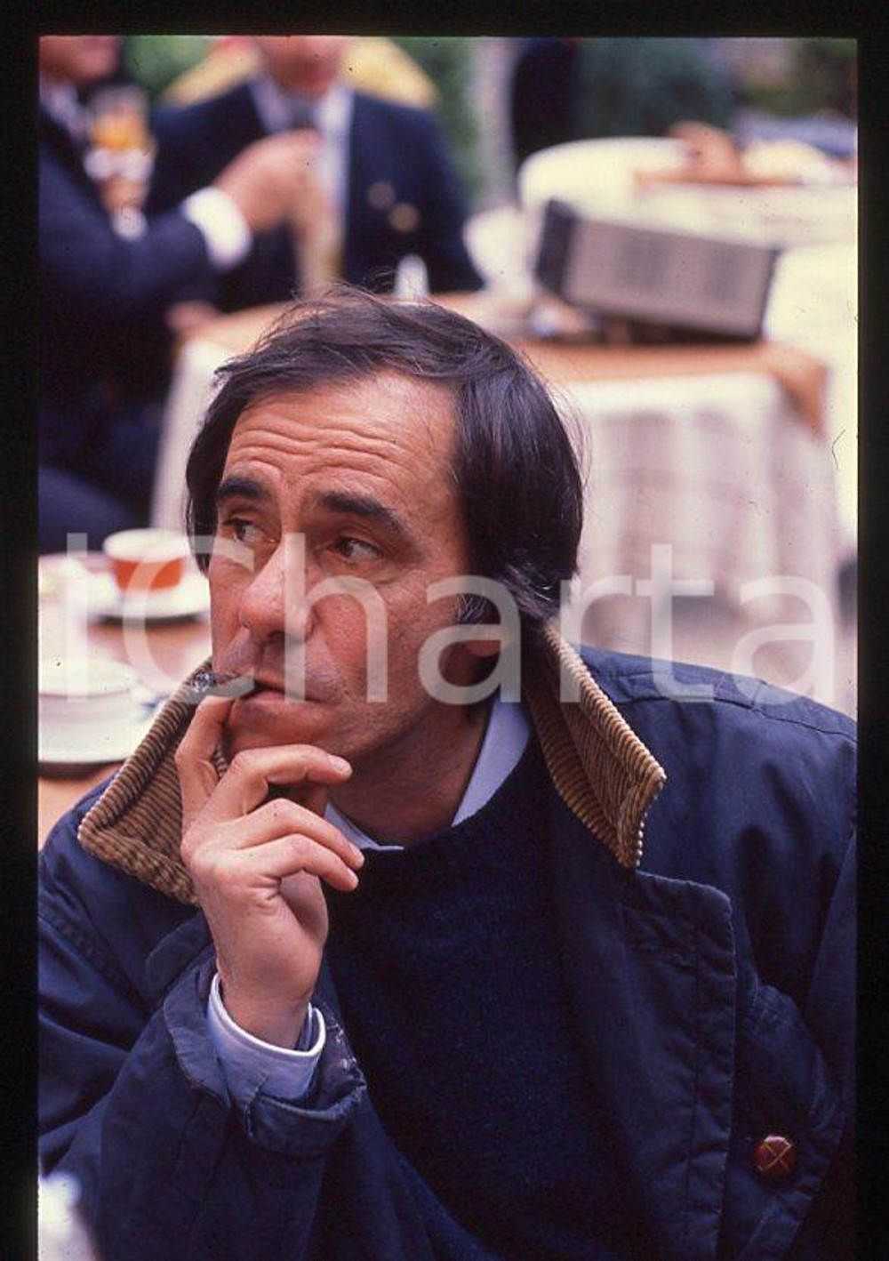 1990 Roberto VECCHIONI al FESTIVALBAR * 35 mm vintage slide (2)  Diapositiva d'epoca, in formato 35 mm.CONDIZIONI: GOODE' severamente vietata la riproduzione. Tutti i diritti sono riservati.ICharta mette in vendita, sul negozio eBay e in esclusiva sul sito "icharta" il proprio archivio composto da numerose diapositive e negativi fotografici d'epoca, tutti originali e autentici, che attraversano la storia del costume italiano tra gli la fine degli anni Sessanta e Novanta.Si tratta di uno sguardo inedito sull'attualità, la politica, la vita quotidiana, il gossip e la cultura, che fotografa il cambiamento della nazione in quest'ultimo scorcio del XX secolo. Un'occasione unica per il mercato del collezionismo, che vede finalmente disponibile un archivio eccezionale per vastità, tematiche e condizioni, in un settore (il negativo fotografico e la diapositiva) di assoluta novità e dalle interessanti prospettive di investimento.  GOOD/buono   originale e autentica 1