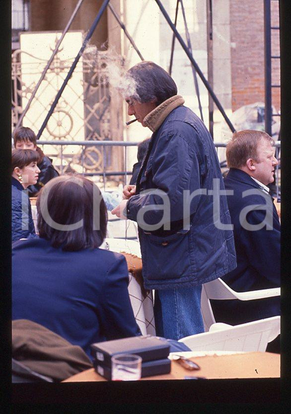 1990 Roberto VECCHIONI al FESTIVALBAR * 35 mm vintage slide (5)  Diapositiva d'epoca, in formato 35 mm.CONDIZIONI: GOODE' severamente vietata la riproduzione. Tutti i diritti sono riservati.ICharta mette in vendita, sul negozio eBay e in esclusiva sul sito "icharta" il proprio archivio composto da numerose diapositive e negativi fotografici d'epoca, tutti originali e autentici, che attraversano la storia del costume italiano tra gli la fine degli anni Sessanta e Novanta.Si tratta di uno sguardo inedito sull'attualità, la politica, la vita quotidiana, il gossip e la cultura, che fotografa il cambiamento della nazione in quest'ultimo scorcio del XX secolo. Un'occasione unica per il mercato del collezionismo, che vede finalmente disponibile un archivio eccezionale per vastità, tematiche e condizioni, in un settore (il negativo fotografico e la diapositiva) di assoluta novità e dalle interessanti prospettive di investimento.  GOOD/buono   originale e autentica 1