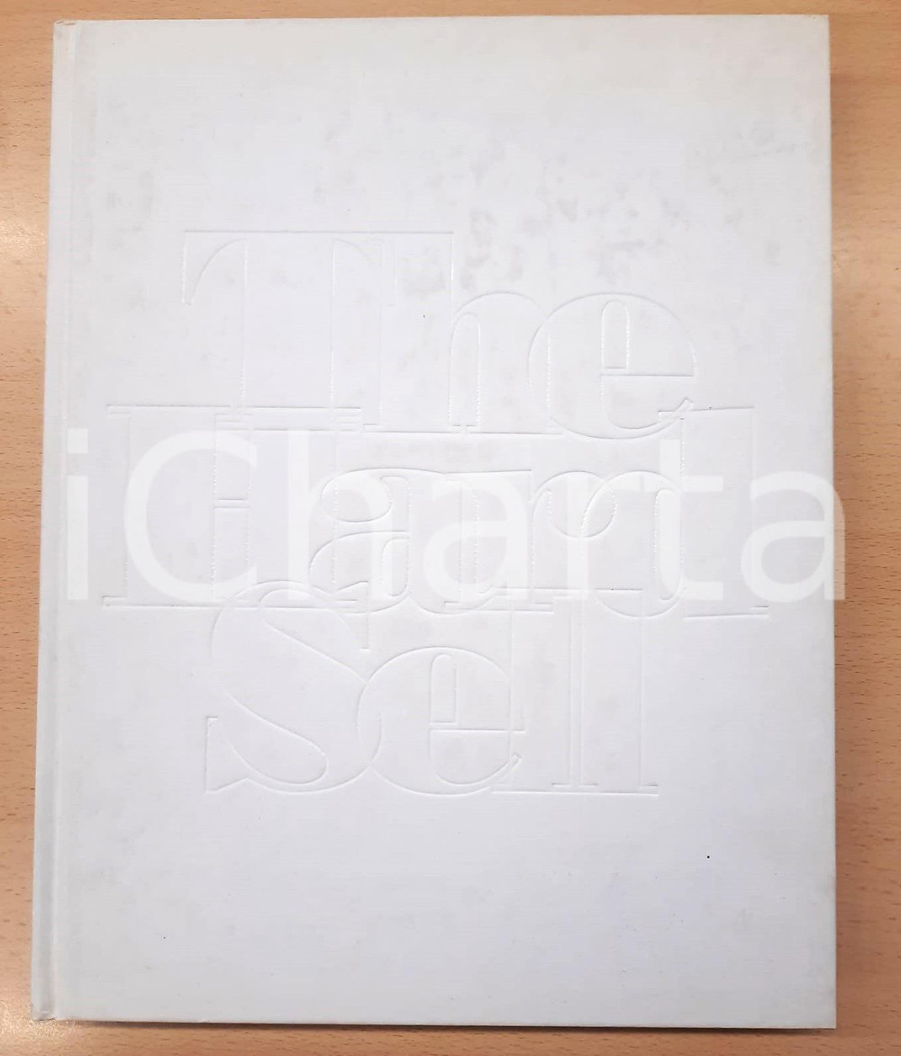 2005 PHOTOGRAPHY - RANKIN The Hard Sell - Illustrated Volume interamente illustrato a colori, contenente le principali campagne pubblicitarie del celebre fotografo.Allegati 2 dvd.PAGINE: 224 FAIR/discreto buone condizioni del volume, ma piegature e lievi scoloriture alla sovraccoperta Formato: 26x33 cm originale e autentica 1