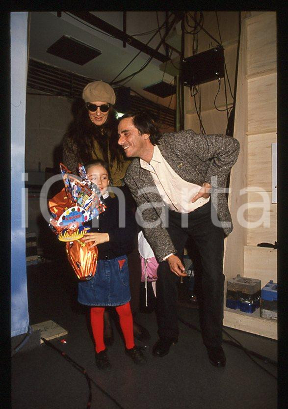 1990 ca Carolina e Roberto VECCHIONI Daria COLOMBO * 35 mm vintage slide (3)  Diapositiva d'epoca, in formato 35 mm.CONDIZIONI: GOODE' severamente vietata la riproduzione. Tutti i diritti sono riservati.ICharta mette in vendita, sul negozio eBay e in esclusiva sul sito "icharta" il proprio archivio composto da numerose diapositive e negativi fotografici d'epoca, tutti originali e autentici, che attraversano la storia del costume italiano tra gli la fine degli anni Sessanta e Novanta.Si tratta di uno sguardo inedito sull'attualità, la politica, la vita quotidiana, il gossip e la cultura, che fotografa il cambiamento della nazione in quest'ultimo scorcio del XX secolo. Un'occasione unica per il mercato del collezionismo, che vede finalmente disponibile un archivio eccezionale per vastità, tematiche e condizioni, in un settore (il negativo fotografico e la diapositiva) di assoluta novità e dalle interessanti prospettive di investimento.  GOOD/buono   originale e autentica 1