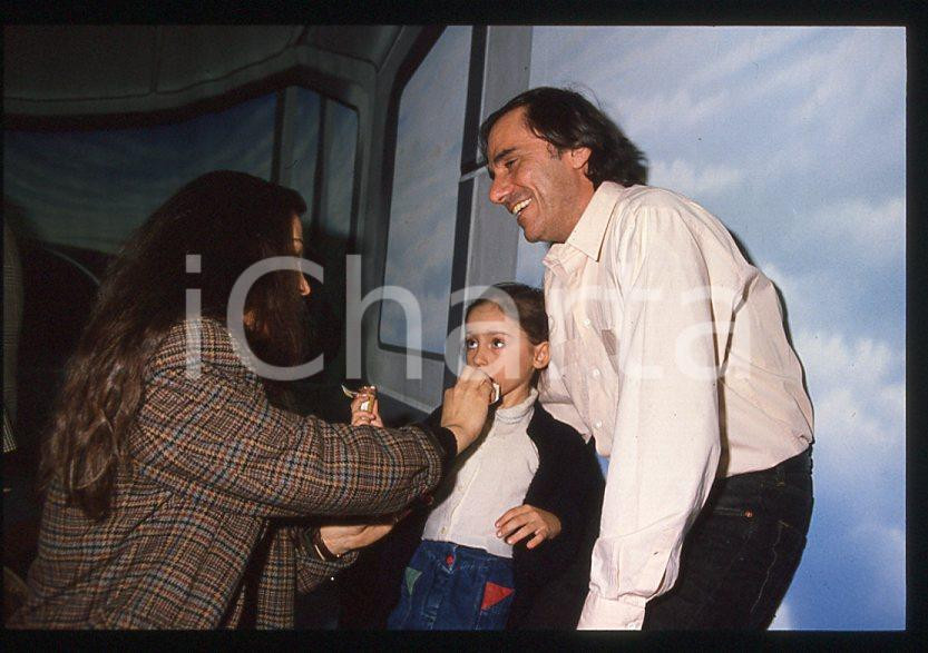 1990 ca Carolina e Roberto VECCHIONI Daria COLOMBO * 35 mm vintage slide (5)  Diapositiva d'epoca, in formato 35 mm.CONDIZIONI: GOODE' severamente vietata la riproduzione. Tutti i diritti sono riservati.ICharta mette in vendita, sul negozio eBay e in esclusiva sul sito "icharta" il proprio archivio composto da numerose diapositive e negativi fotografici d'epoca, tutti originali e autentici, che attraversano la storia del costume italiano tra gli la fine degli anni Sessanta e Novanta.Si tratta di uno sguardo inedito sull'attualità, la politica, la vita quotidiana, il gossip e la cultura, che fotografa il cambiamento della nazione in quest'ultimo scorcio del XX secolo. Un'occasione unica per il mercato del collezionismo, che vede finalmente disponibile un archivio eccezionale per vastità, tematiche e condizioni, in un settore (il negativo fotografico e la diapositiva) di assoluta novità e dalle interessanti prospettive di investimento.  GOOD/buono   originale e autentica 1