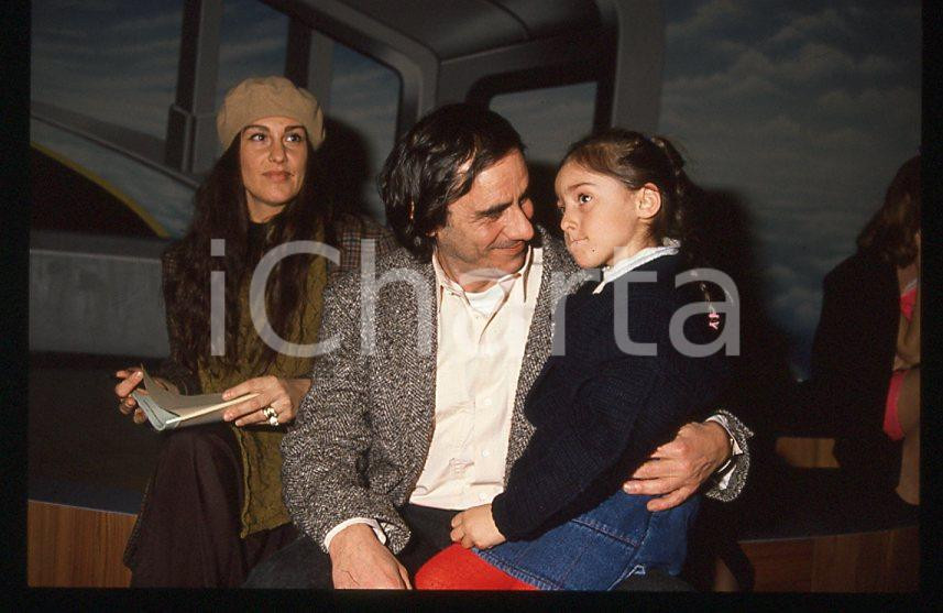 1990 ca Carolina e Roberto VECCHIONI Daria COLOMBO * 35 mm vintage slide (7)  Diapositiva d'epoca, in formato 35 mm.CONDIZIONI: GOODE' severamente vietata la riproduzione. Tutti i diritti sono riservati.ICharta mette in vendita, sul negozio eBay e in esclusiva sul sito "icharta" il proprio archivio composto da numerose diapositive e negativi fotografici d'epoca, tutti originali e autentici, che attraversano la storia del costume italiano tra gli la fine degli anni Sessanta e Novanta.Si tratta di uno sguardo inedito sull'attualità, la politica, la vita quotidiana, il gossip e la cultura, che fotografa il cambiamento della nazione in quest'ultimo scorcio del XX secolo. Un'occasione unica per il mercato del collezionismo, che vede finalmente disponibile un archivio eccezionale per vastità, tematiche e condizioni, in un settore (il negativo fotografico e la diapositiva) di assoluta novità e dalle interessanti prospettive di investimento.  GOOD/buono   originale e autentica 1