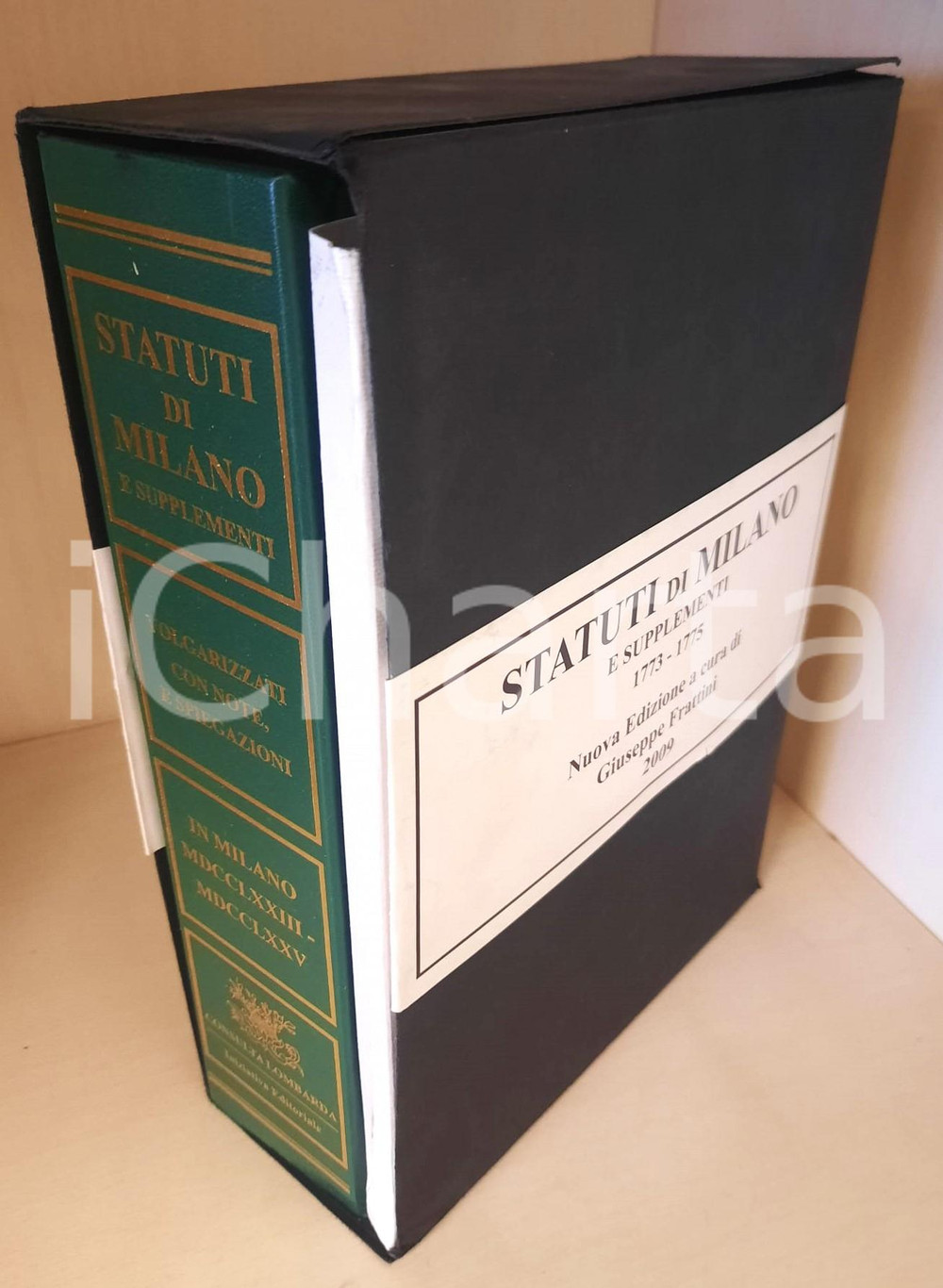 2009 Statuti di MILANO e supplementi 1773-1775 *Ed. anastatica G. FRATTINI (5) Volume + Cartella Cartine geografiche + CD-ROM conservate in custodia cartonata. Riproduzione anastatica dell'ed. di Milano, 1773, stampata "Appresso Giuseppe Galeazzi". In allegato CD-ROM + 6 cartine geografiche più volte ripiegate + lo Statuto d'Autonomia della Lombardia. Titolo completo: "Statuti di Milano e supplementi. 1773 - 1775. Secondo la traduzione in volgare di Antonio Odescalchi in Como dal testo in latino di Gabriele Verri del 1747". Nuova edizione a cura di Giuseppe Frattini.PAGINE: 784" FAIR/discreto buone condizioni, ma scollamento del cartoncino della custodia Formato: 18x25 cm originale e autentica 1