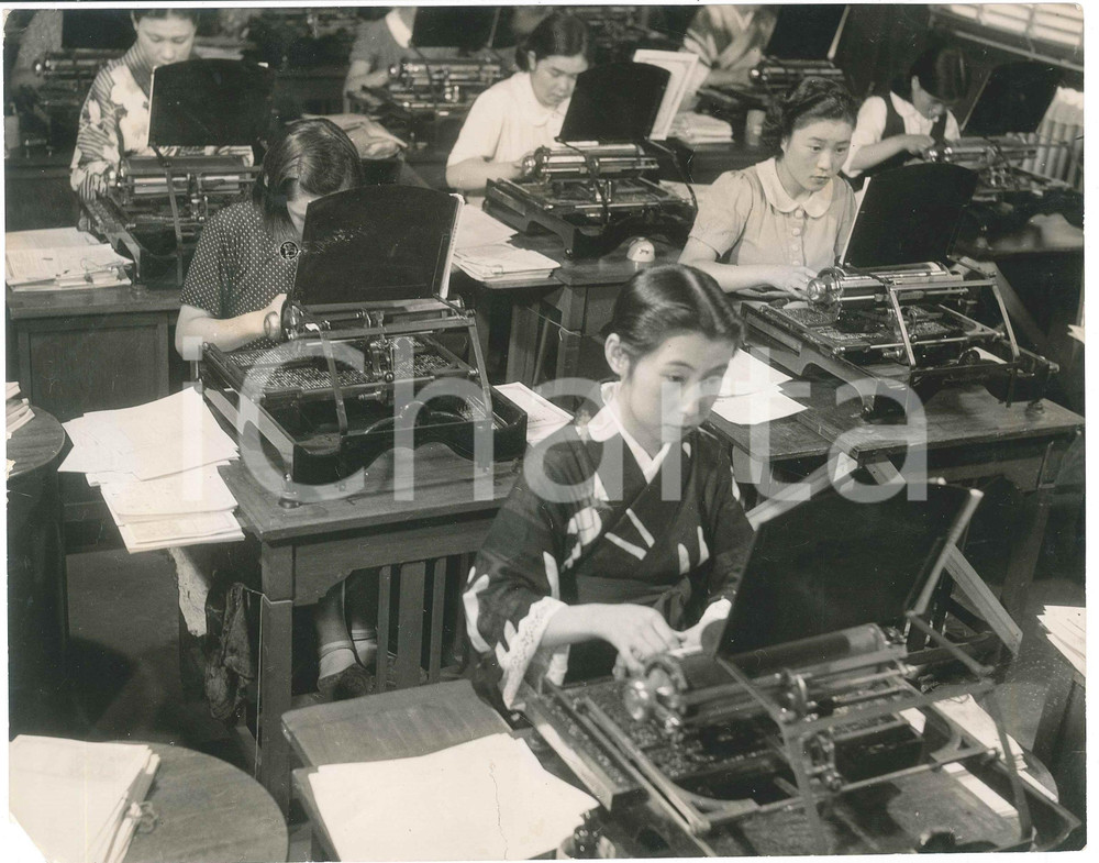 1940 ca JAPAN - CRAFTS - Typing school - Photo 26x20 cm Fotografia originale d'epoca, con timbro al verso. POOR/danneggiato evidente piegatura al lato superiore; mancanza angolare Formato: 26x20 cm originale e autentica 1