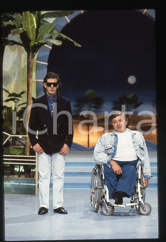 1995 ca Pierangelo BERTOLI Aleandro BALDI * 35 mm vintage slide Diapositiva d'epoca, in formato 35 mm.CONDIZIONI: GOODE' severamente vietata la riproduzione. Tutti i diritti sono riservati.ICharta mette in vendita, sul negozio eBay e in esclusiva sul sito "icharta" il proprio archivio composto da numerose diapositive e negativi fotografici d'epoca, tutti originali e autentici, che attraversano la storia del costume italiano tra gli la fine degli anni Sessanta e Novanta.Si tratta di uno sguardo inedito sull'attualitÃ , la politica, la vita quotidiana, il gossip e la cultura, che fotografa il cambiamento della nazione in quest'ultimo scorcio del XX secolo.Un'occasione unica per il mercato del collezionismo, che vede finalmente disponibile un archivio eccezionale per vastità , tematiche e condizioni, in un settore (il negativo fotografico e la diapositiva) di assoluta novità e dalle interessanti prospettive di investimento. GOOD/buono   originale e autentica 1