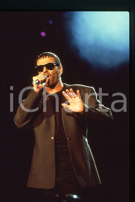 2000 ca George MICHAEL Ritratto cantante * 35 mm vintage slide (1) Diapositiva d'epoca, in formato 35 mm.CONDIZIONI: GOODE' severamente vietata la riproduzione. Tutti i diritti sono riservati.ICharta mette in vendita, sul negozio eBay e in esclusiva sul sito "icharta" il proprio archivio composto da numerose diapositive e negativi fotografici d'epoca, tutti originali e autentici, che attraversano la storia del costume italiano tra gli la fine degli anni Sessanta e Novanta.Si tratta di uno sguardo inedito sull'attualitÃ , la politica, la vita quotidiana, il gossip e la cultura, che fotografa il cambiamento della nazione in quest'ultimo scorcio del XX secolo.Un'occasione unica per il mercato del collezionismo, che vede finalmente disponibile un archivio eccezionale per vastità , tematiche e condizioni, in un settore (il negativo fotografico e la diapositiva) di assoluta novità e dalle interessanti prospettive di investimento. GOOD/buono   originale e autentica 1