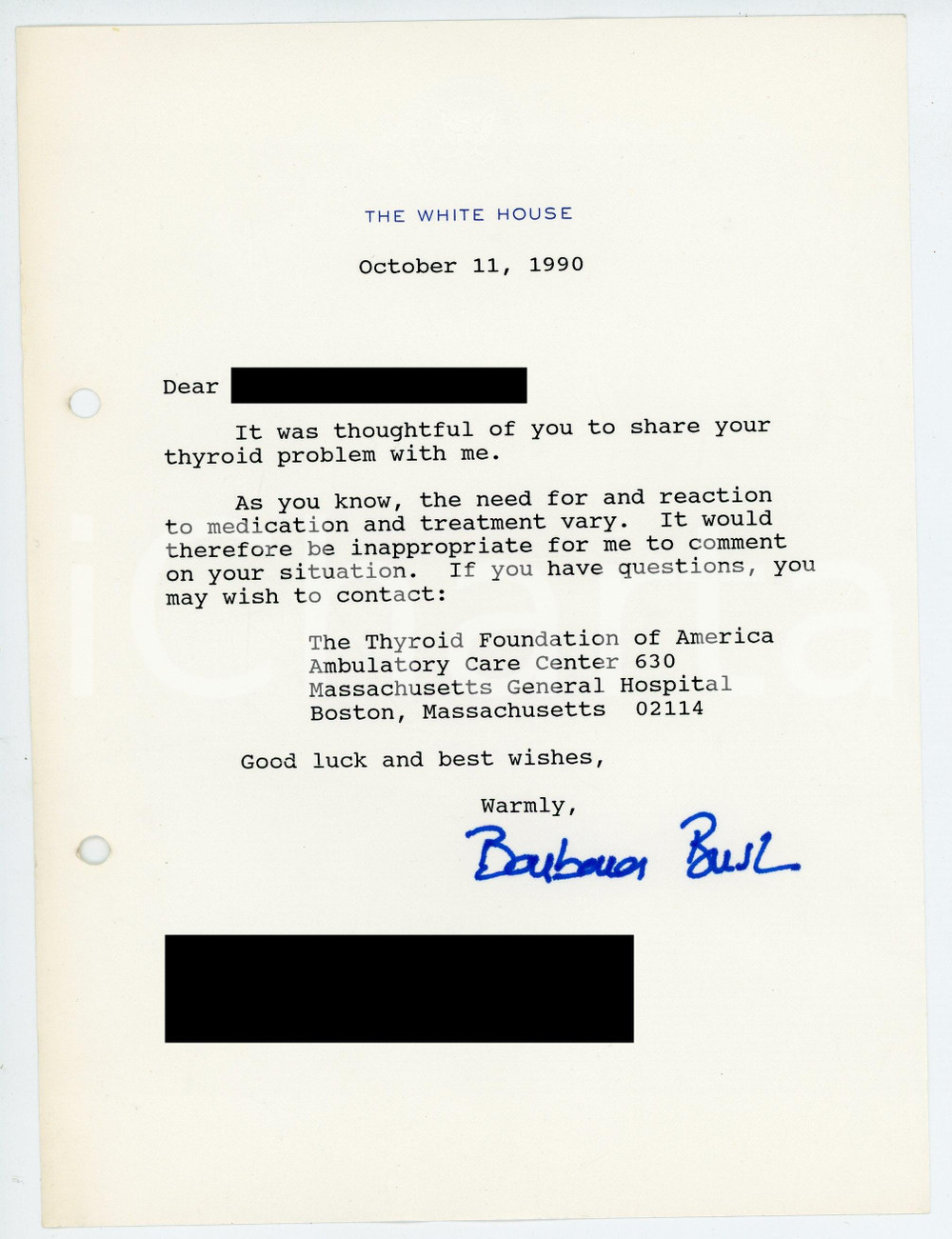 1990 USA - WHITE HOUSE Barbara BUSH about Thyroid Foundation America - Autograph Documento originale. Lettera dattiloscritta su carta intestata della Casa Bianca, con firma autografa della first lady Barbara Bush.  FAIR/discreto Fori da classificatore al margine sinistro, piegatura diagonale e lieve increspatura al margine superiore Formato: 16x21 cm originale e autentica 1