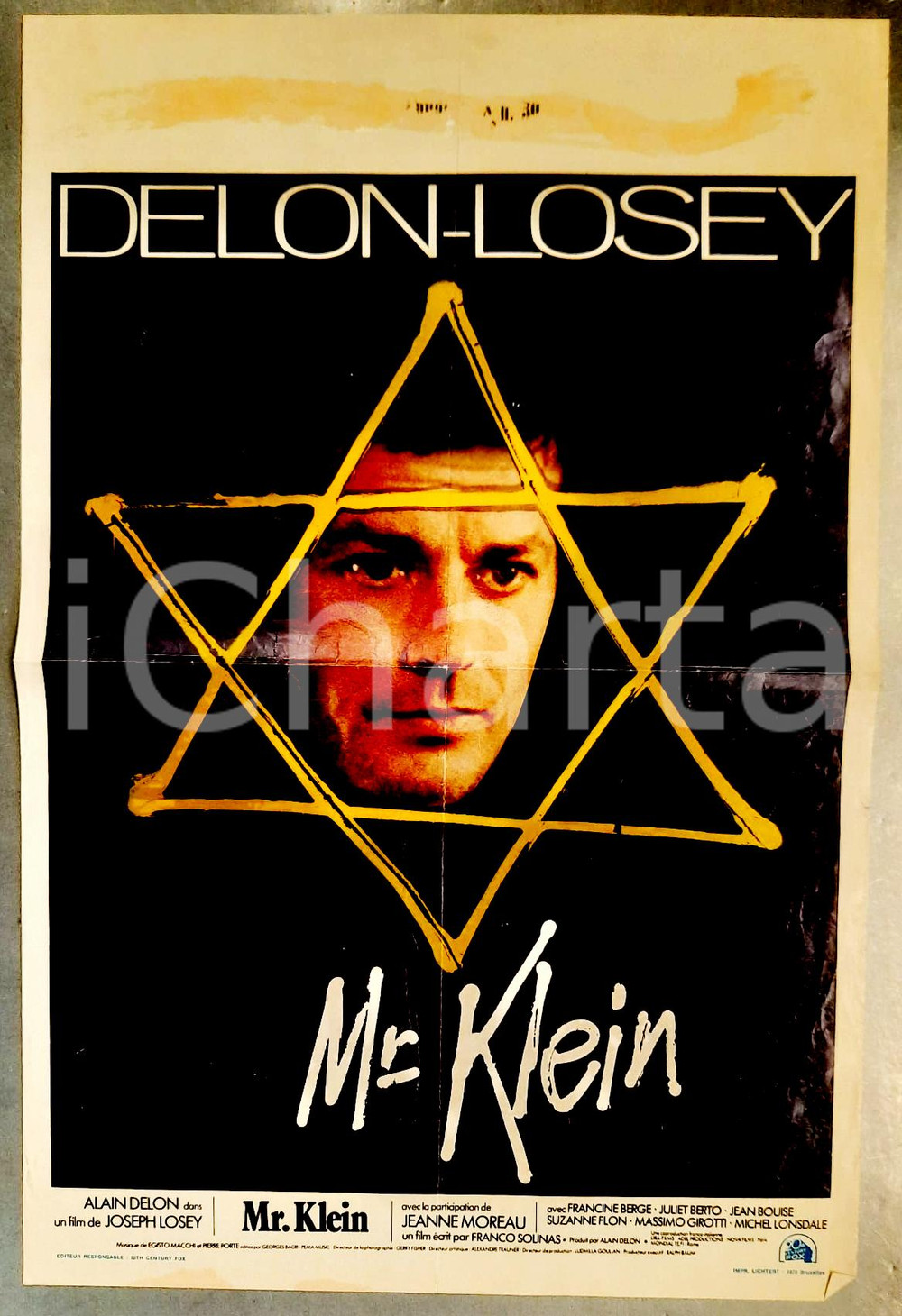 1976 CINEMA - MR. KLEIN Alain DELON Jeanne MOUREAU Joseph LOSEY Affiche Locandina originale d'epoca.Realizzata per l'uscita del film in Belgio.  POOR/danneggiato Piegature d'epoca, forellini da affissione agli angoli,  piccoli strappi ai margini, esteso residuo di incollatura al margine superiore Formato: 36x55 cm originale e autentica 1