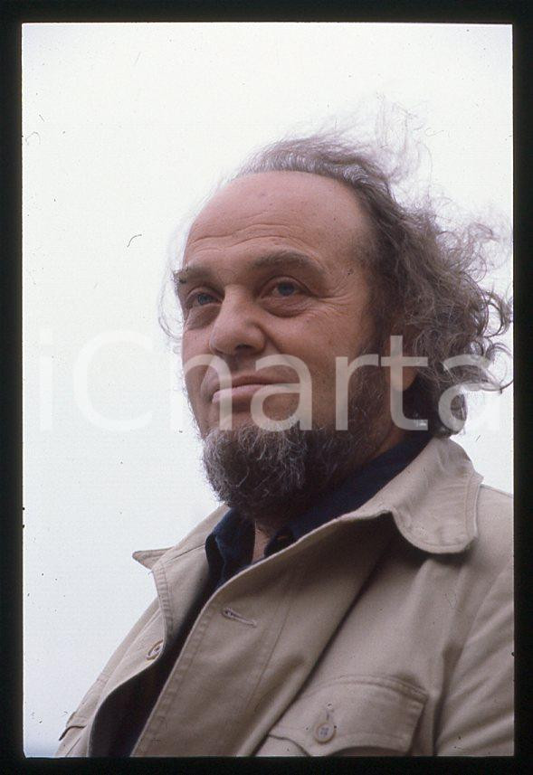 1995 ca Marco FERRERI Ritratto del regista * 35 mm vintage slide (2) Diapositiva d'epoca, in formato 35 mm.CONDIZIONI: GOODE' severamente vietata la riproduzione. Tutti i diritti sono riservati.ICharta mette in vendita, sul negozio eBay e in esclusiva sul sito "icharta" il proprio archivio composto da numerose diapositive e negativi fotografici d'epoca, tutti originali e autentici, che attraversano la storia del costume italiano tra gli la fine degli anni Sessanta e Novanta.Si tratta di uno sguardo inedito sull'attualità , la politica, la vita quotidiana, il gossip e la cultura, che fotografa il cambiamento della nazione in quest'ultimo scorcio del XX secolo.Un'occasione unica per il mercato del collezionismo, che vede finalmente disponibile un archivio eccezionale per vastità , tematiche e condizioni, in un settore (il negativo fotografico e la diapositiva) di assoluta novità e dalle interessanti prospettive di investimento. GOOD/buono   originale e autentica 1