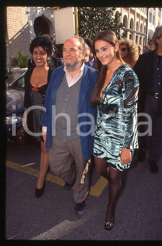 1995 ca Marco FERRERI Lucianna DE FALCO Sabrina LA LOGGIA 35 mm vintage slide 1 Diapositiva d'epoca, in formato 35 mm.CONDIZIONI: GOODE' severamente vietata la riproduzione. Tutti i diritti sono riservati.ICharta mette in vendita, sul negozio eBay e in esclusiva sul sito "icharta" il proprio archivio composto da numerose diapositive e negativi fotografici d'epoca, tutti originali e autentici, che attraversano la storia del costume italiano tra gli la fine degli anni Sessanta e Novanta.Si tratta di uno sguardo inedito sull'attualità , la politica, la vita quotidiana, il gossip e la cultura, che fotografa il cambiamento della nazione in quest'ultimo scorcio del XX secolo.Un'occasione unica per il mercato del collezionismo, che vede finalmente disponibile un archivio eccezionale per vastità , tematiche e condizioni, in un settore (il negativo fotografico e la diapositiva) di assoluta novità e dalle interessanti prospettive di investimento. GOOD/buono   originale e autentica 1