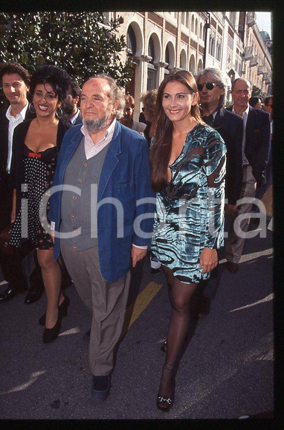 1995 ca Marco FERRERI Lucianna DE FALCO Sabrina LA LOGGIA 35 mm vintage slide 2 Diapositiva d'epoca, in formato 35 mm.CONDIZIONI: GOODE' severamente vietata la riproduzione. Tutti i diritti sono riservati.ICharta mette in vendita, sul negozio eBay e in esclusiva sul sito "icharta" il proprio archivio composto da numerose diapositive e negativi fotografici d'epoca, tutti originali e autentici, che attraversano la storia del costume italiano tra gli la fine degli anni Sessanta e Novanta.Si tratta di uno sguardo inedito sull'attualità , la politica, la vita quotidiana, il gossip e la cultura, che fotografa il cambiamento della nazione in quest'ultimo scorcio del XX secolo.Un'occasione unica per il mercato del collezionismo, che vede finalmente disponibile un archivio eccezionale per vastità , tematiche e condizioni, in un settore (il negativo fotografico e la diapositiva) di assoluta novità e dalle interessanti prospettive di investimento. GOOD/buono   originale e autentica 1