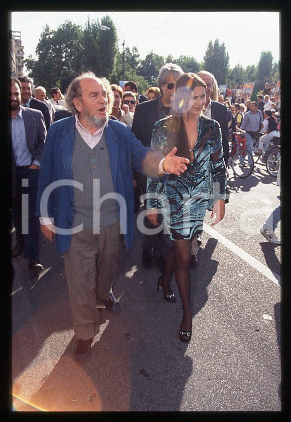 1995 ca Marco FERRERI Sabrina LA LOGGIA - 35 mm vintage slide 4 Diapositiva d'epoca, in formato 35 mm.CONDIZIONI: GOODE' severamente vietata la riproduzione. Tutti i diritti sono riservati.ICharta mette in vendita, sul negozio eBay e in esclusiva sul sito "icharta" il proprio archivio composto da numerose diapositive e negativi fotografici d'epoca, tutti originali e autentici, che attraversano la storia del costume italiano tra gli la fine degli anni Sessanta e Novanta.Si tratta di uno sguardo inedito sull'attualità , la politica, la vita quotidiana, il gossip e la cultura, che fotografa il cambiamento della nazione in quest'ultimo scorcio del XX secolo.Un'occasione unica per il mercato del collezionismo, che vede finalmente disponibile un archivio eccezionale per vastità , tematiche e condizioni, in un settore (il negativo fotografico e la diapositiva) di assoluta novità e dalle interessanti prospettive di investimento. GOOD/buono   originale e autentica 1