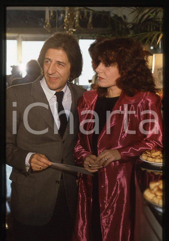 1975 ca Giorgio GABER Ombretta COLLI Ritratto - 35 mm vintage slide 2 Diapositiva d'epoca, in formato 35 mm.CONDIZIONI: GOODE' severamente vietata la riproduzione. Tutti i diritti sono riservati.ICharta mette in vendita, sul negozio eBay e in esclusiva sul sito "icharta" il proprio archivio composto da numerose diapositive e negativi fotografici d'epoca, tutti originali e autentici, che attraversano la storia del costume italiano tra gli la fine degli anni Sessanta e Novanta.Si tratta di uno sguardo inedito sull'attualità , la politica, la vita quotidiana, il gossip e la cultura, che fotografa il cambiamento della nazione in quest'ultimo scorcio del XX secolo.Un'occasione unica per il mercato del collezionismo, che vede finalmente disponibile un archivio eccezionale per vastità , tematiche e condizioni, in un settore (il negativo fotografico e la diapositiva) di assoluta novità e dalle interessanti prospettive di investimento. GOOD/buono   originale e autentica 1