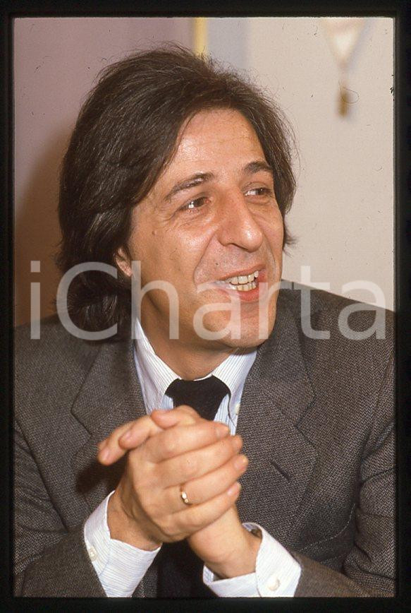 1975 ca Giorgio GABER Ritratto - 35 mm vintage slide 1 Diapositiva d'epoca, in formato 35 mm.CONDIZIONI: GOODE' severamente vietata la riproduzione. Tutti i diritti sono riservati.ICharta mette in vendita, sul negozio eBay e in esclusiva sul sito "icharta" il proprio archivio composto da numerose diapositive e negativi fotografici d'epoca, tutti originali e autentici, che attraversano la storia del costume italiano tra gli la fine degli anni Sessanta e Novanta.Si tratta di uno sguardo inedito sull'attualità , la politica, la vita quotidiana, il gossip e la cultura, che fotografa il cambiamento della nazione in quest'ultimo scorcio del XX secolo.Un'occasione unica per il mercato del collezionismo, che vede finalmente disponibile un archivio eccezionale per vastità , tematiche e condizioni, in un settore (il negativo fotografico e la diapositiva) di assoluta novità e dalle interessanti prospettive di investimento. GOOD/buono   originale e autentica 1