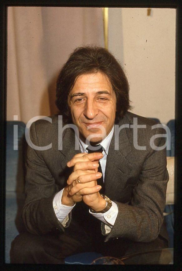 1975 ca Giorgio GABER Ritratto - 35 mm vintage slide 3 Diapositiva d'epoca, in formato 35 mm.CONDIZIONI: GOODE' severamente vietata la riproduzione. Tutti i diritti sono riservati.ICharta mette in vendita, sul negozio eBay e in esclusiva sul sito "icharta" il proprio archivio composto da numerose diapositive e negativi fotografici d'epoca, tutti originali e autentici, che attraversano la storia del costume italiano tra gli la fine degli anni Sessanta e Novanta.Si tratta di uno sguardo inedito sull'attualità , la politica, la vita quotidiana, il gossip e la cultura, che fotografa il cambiamento della nazione in quest'ultimo scorcio del XX secolo.Un'occasione unica per il mercato del collezionismo, che vede finalmente disponibile un archivio eccezionale per vastità , tematiche e condizioni, in un settore (il negativo fotografico e la diapositiva) di assoluta novità e dalle interessanti prospettive di investimento. GOOD/buono   originale e autentica 1