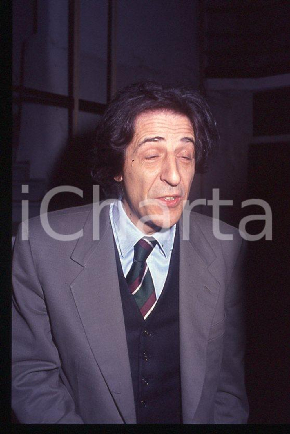 1990 ca Giorgio GABER Ritratto - 35 mm vintage slide 4 Diapositiva d'epoca, in formato 35 mm.CONDIZIONI: GOODE' severamente vietata la riproduzione. Tutti i diritti sono riservati.ICharta mette in vendita, sul negozio eBay e in esclusiva sul sito "icharta" il proprio archivio composto da numerose diapositive e negativi fotografici d'epoca, tutti originali e autentici, che attraversano la storia del costume italiano tra gli la fine degli anni Sessanta e Novanta.Si tratta di uno sguardo inedito sull'attualità , la politica, la vita quotidiana, il gossip e la cultura, che fotografa il cambiamento della nazione in quest'ultimo scorcio del XX secolo.Un'occasione unica per il mercato del collezionismo, che vede finalmente disponibile un archivio eccezionale per vastità , tematiche e condizioni, in un settore (il negativo fotografico e la diapositiva) di assoluta novità e dalle interessanti prospettive di investimento. GOOD/buono   originale e autentica 1
