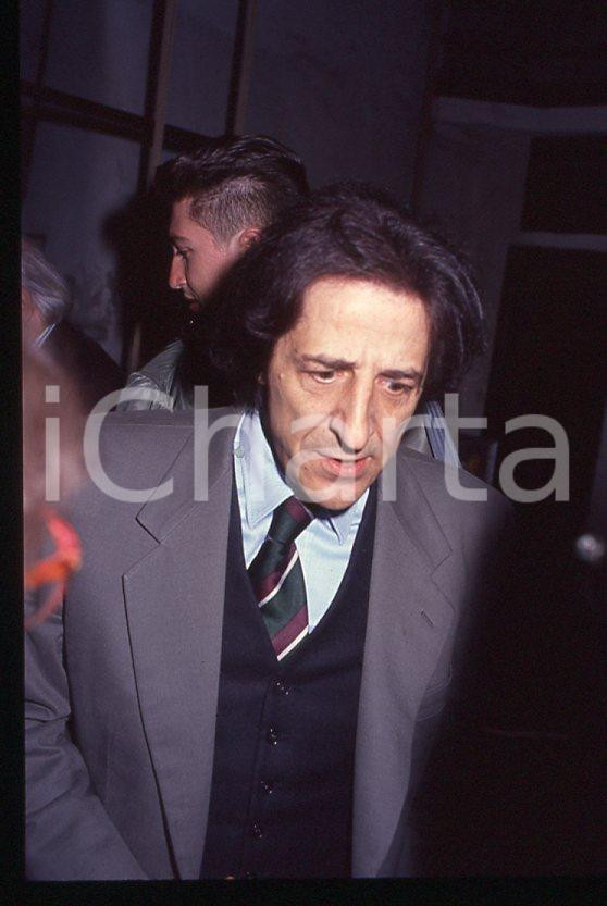 1990 ca Giorgio GABER Ritratto - 35 mm vintage slide 5 Diapositiva d'epoca, in formato 35 mm.CONDIZIONI: GOODE' severamente vietata la riproduzione. Tutti i diritti sono riservati.ICharta mette in vendita, sul negozio eBay e in esclusiva sul sito "icharta" il proprio archivio composto da numerose diapositive e negativi fotografici d'epoca, tutti originali e autentici, che attraversano la storia del costume italiano tra gli la fine degli anni Sessanta e Novanta.Si tratta di uno sguardo inedito sull'attualità , la politica, la vita quotidiana, il gossip e la cultura, che fotografa il cambiamento della nazione in quest'ultimo scorcio del XX secolo.Un'occasione unica per il mercato del collezionismo, che vede finalmente disponibile un archivio eccezionale per vastità , tematiche e condizioni, in un settore (il negativo fotografico e la diapositiva) di assoluta novità e dalle interessanti prospettive di investimento. GOOD/buono   originale e autentica 1