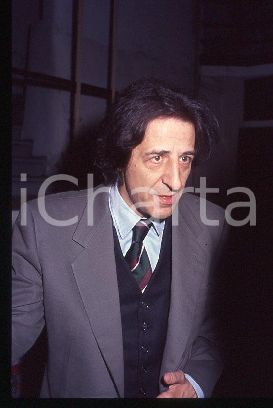 1990 ca Giorgio GABER Ritratto - 35 mm vintage slide 6 Diapositiva d'epoca, in formato 35 mm.CONDIZIONI: GOODE' severamente vietata la riproduzione. Tutti i diritti sono riservati.ICharta mette in vendita, sul negozio eBay e in esclusiva sul sito "icharta" il proprio archivio composto da numerose diapositive e negativi fotografici d'epoca, tutti originali e autentici, che attraversano la storia del costume italiano tra gli la fine degli anni Sessanta e Novanta.Si tratta di uno sguardo inedito sull'attualità , la politica, la vita quotidiana, il gossip e la cultura, che fotografa il cambiamento della nazione in quest'ultimo scorcio del XX secolo.Un'occasione unica per il mercato del collezionismo, che vede finalmente disponibile un archivio eccezionale per vastità , tematiche e condizioni, in un settore (il negativo fotografico e la diapositiva) di assoluta novità e dalle interessanti prospettive di investimento. GOOD/buono   originale e autentica 1