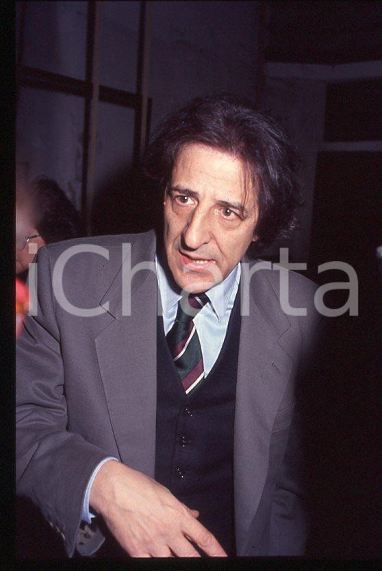 1990 ca Giorgio GABER Ritratto - 35 mm vintage slide 7 Diapositiva d'epoca, in formato 35 mm.CONDIZIONI: GOODE' severamente vietata la riproduzione. Tutti i diritti sono riservati.ICharta mette in vendita, sul negozio eBay e in esclusiva sul sito "icharta" il proprio archivio composto da numerose diapositive e negativi fotografici d'epoca, tutti originali e autentici, che attraversano la storia del costume italiano tra gli la fine degli anni Sessanta e Novanta.Si tratta di uno sguardo inedito sull'attualità , la politica, la vita quotidiana, il gossip e la cultura, che fotografa il cambiamento della nazione in quest'ultimo scorcio del XX secolo.Un'occasione unica per il mercato del collezionismo, che vede finalmente disponibile un archivio eccezionale per vastità , tematiche e condizioni, in un settore (il negativo fotografico e la diapositiva) di assoluta novità e dalle interessanti prospettive di investimento. GOOD/buono   originale e autentica 1