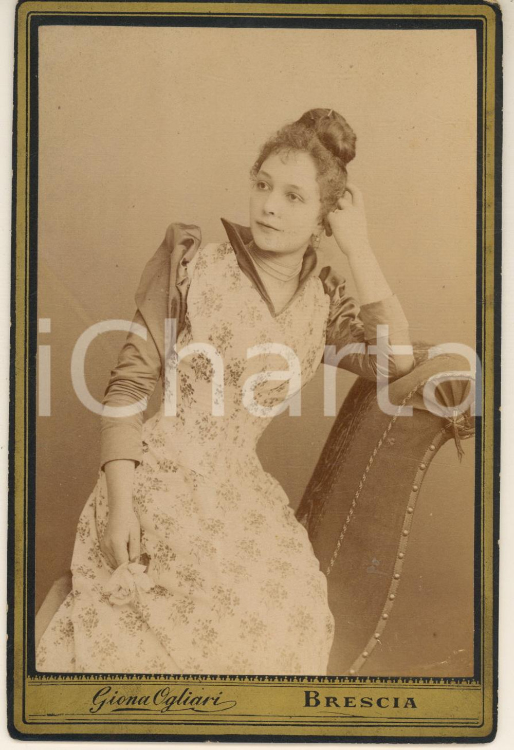 1900 ca BRESCIA Giovane donna in abito a fiori *Foto Giona OGLIARI 11x16 cm RARA Fotografia d'epoca, su cartoncino rigido, con velina protettiva originale.FOTOGRAFO: Giona Ogliari - Brescia, via dietro Vescovado 313  GOOD/buono  Formato: 11x16 cm originale e autentica 1
