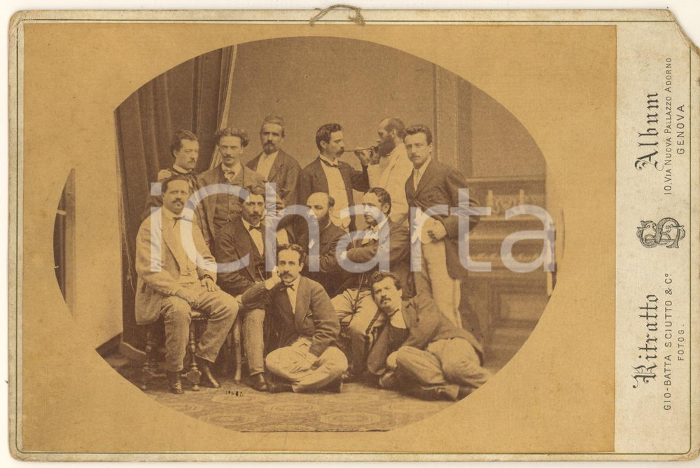 1880 ca GENOVA Gruppo di uomini in un club - Foto G. B. SCIUTTO 15x10 cm Fotografia originale d'epoca, su cartoncino rigido. Piccolo cordino originale inserito al lato superiore, al fine di appendere la fotografia.FOTOGRAFO: Giovanni Battista Sciutto - Genova POOR/danneggiato lievi piegature angolari e mancanza angolare Formato: 15x10 cm originale e autentica 1
