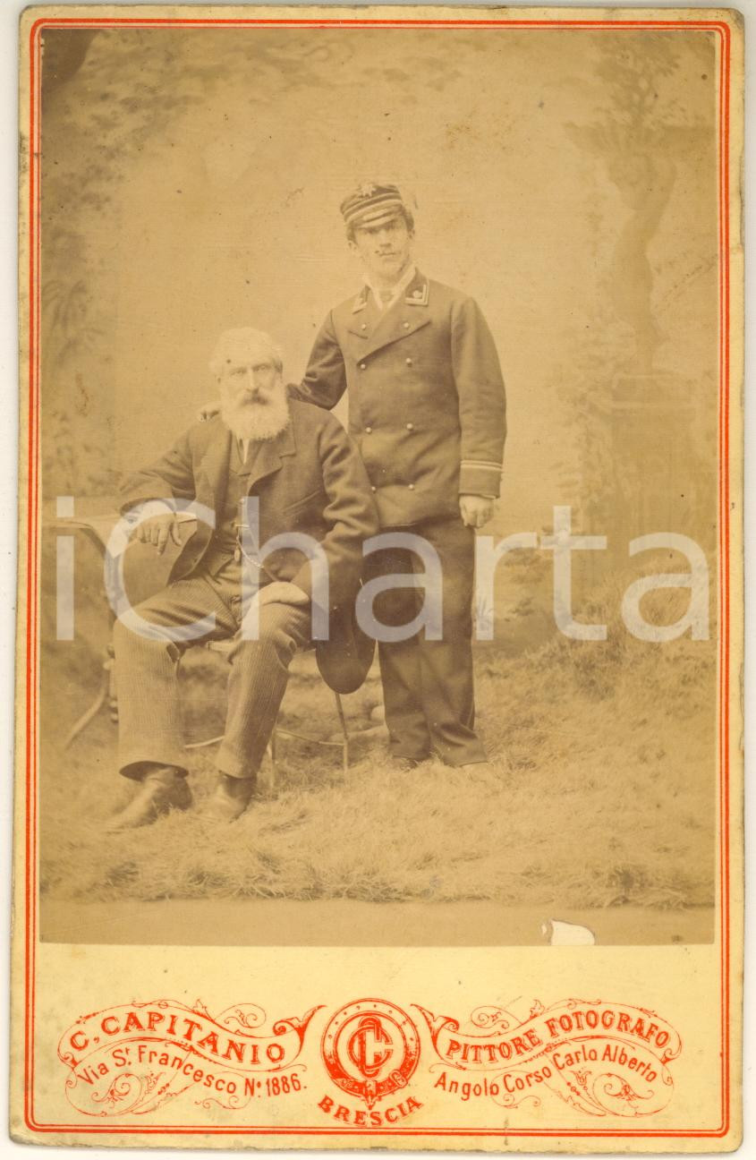 1880 ca BRESCIA Giovane ufficiale con il padre - Foto CAPITANIO 10x15 cm Fotografia originale d'epoca, su cartoncino morbido. FOTOGRAFO: Cristoforo Capitanio - Brescia FAIR/discreto smussature angolari e lievi macchie; piccolo difetto di stampa Formato: 10x15 cm originale e autentica 1