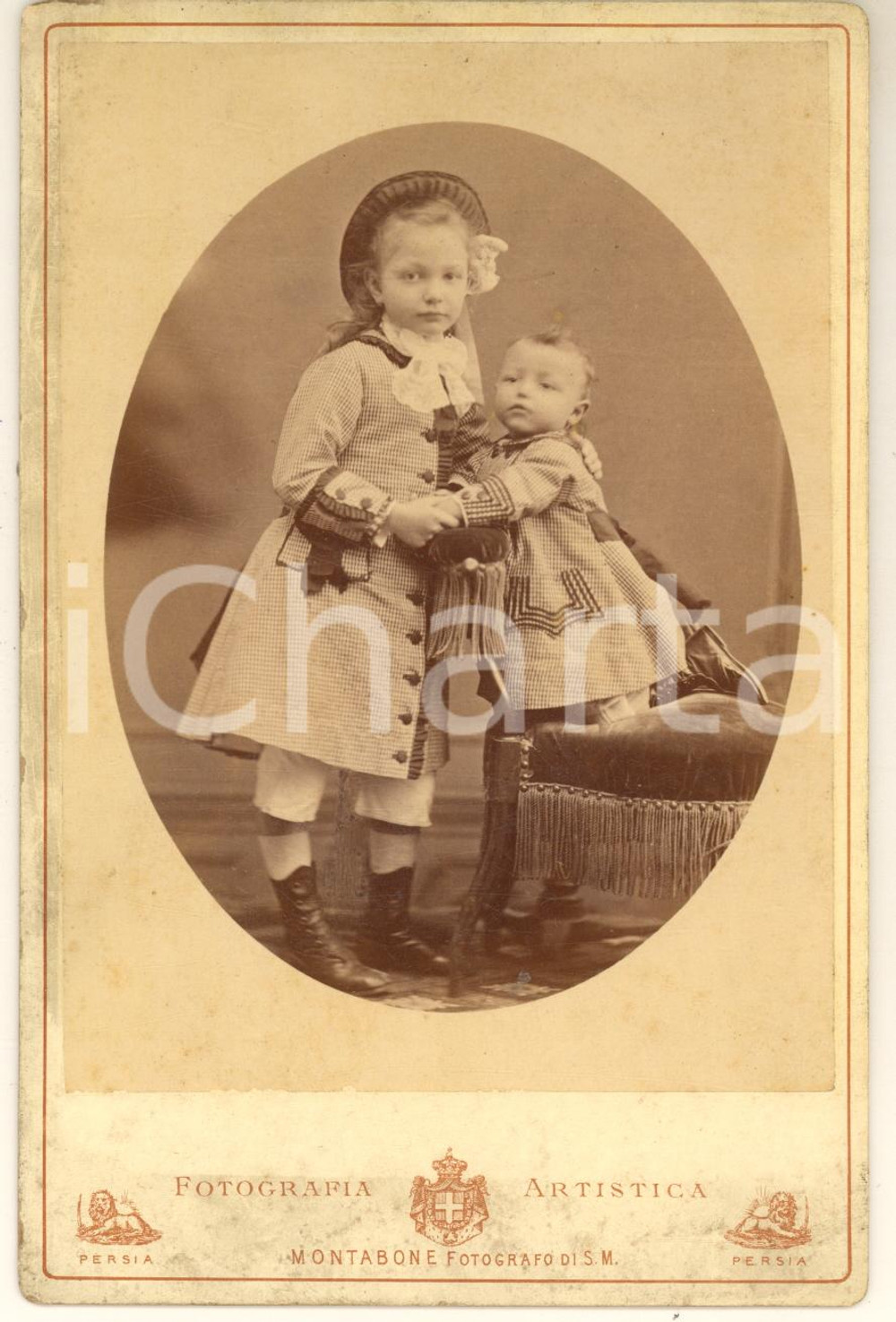 1890 ca MILANO Coppia di fratellini in abiti a quadretti - Foto MONTABONE (2) Fotografia originale d'epoca, su cartoncino rigido. FOTOGRAFO: Montabone di C. Marcozzi - Milano FAIR/discreto lievi bruniture ai margini Formato: 10x15 cm originale e autentica 1