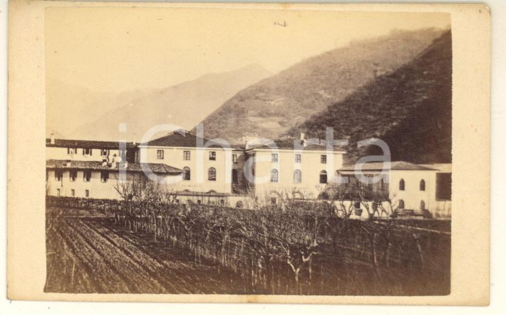 1870 ca VILLA CARCINA (BS) Stabilimento GLISENTI - Foto A. OGHERI CDV RARA (1) Rara fotografia, originale d'epoca, su cartoncino morbido, che mostra lo stabilimento siderurgico fondato da Francesco Glisenti. FOTOGRAFO: Alessandro Ogheri - Brescia GOOD/buono  Formato: 6x10 cm originale e autentica 1