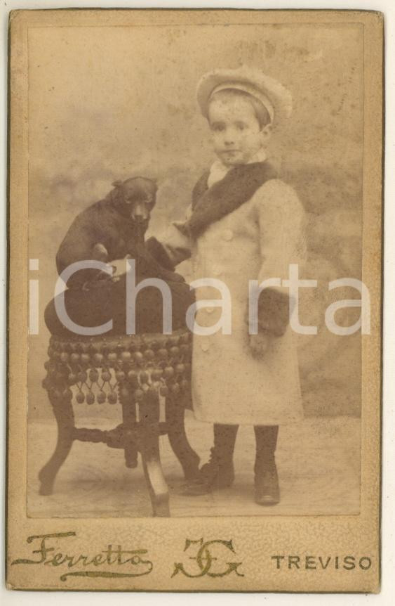 1905 ca TREVISO Bambino con il suo cucciolo di cane - Foto G. FERRETTO CDV Pregevole fotografia, originale d'epoca, su cartoncino rigido. FOTOGRAFO: Giuseppe Ferretto - Treviso, piazza Cavallerizza GOOD/buono ma minime fioriture e abrasioni al verso Formato: 6x10 cm originale e autentica 1