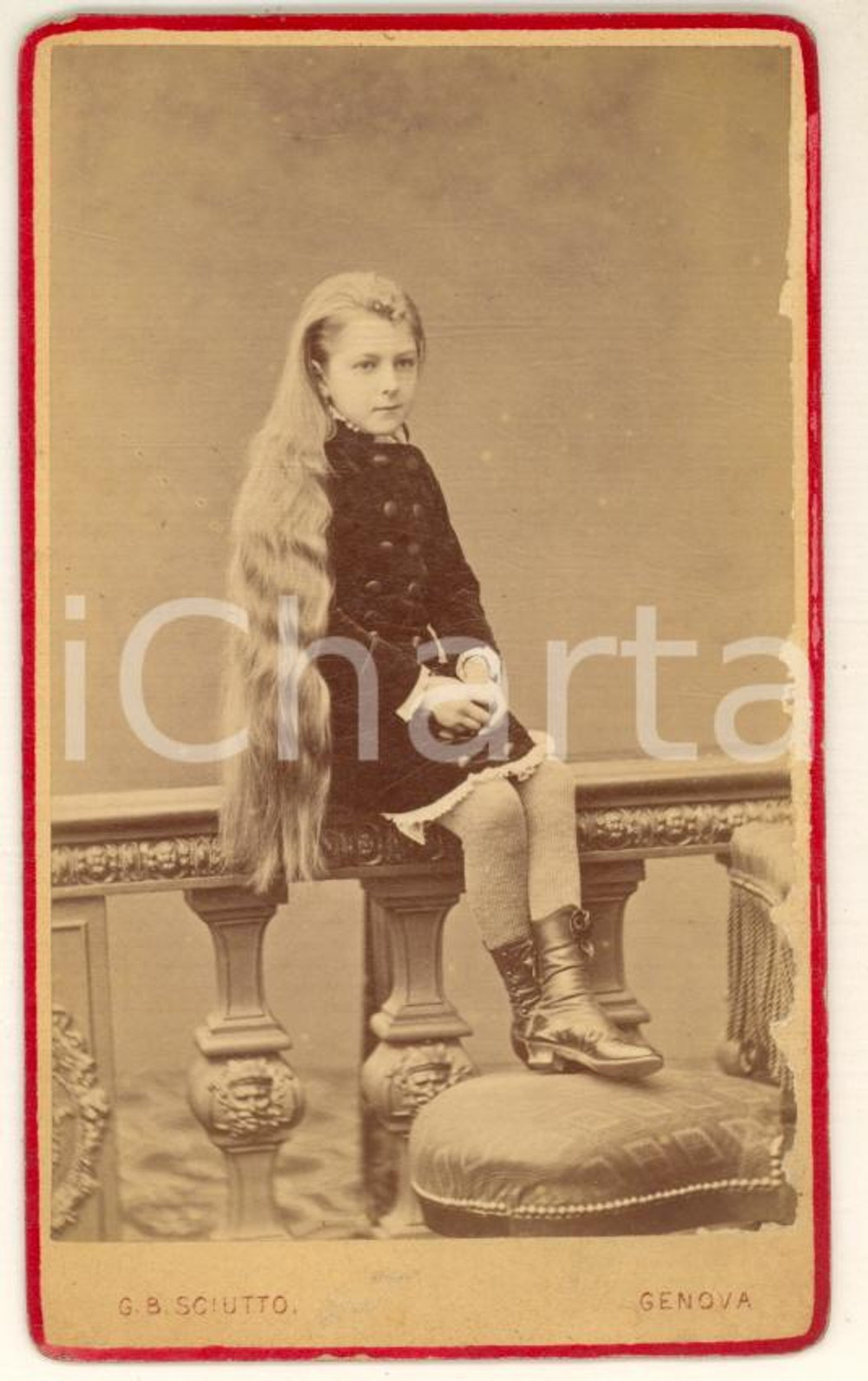 1880 ca GENOVA Bambina con i capelli lunghi - Ritratto - Foto SCIUTTO CDV RARA Fotografia d'epoca, su cartoncino rigido, che mostra una bambina in posa inusuale con i capelli particolarmente lunghi.FOTOGRAFO: Giovanni Battista Sciutto - Genova, via Nuova 10 - Palazzo Adorno FAIR/discreto abrasioni marginali alla pellicola Formato: 6x10 cm originale e autentica 1
