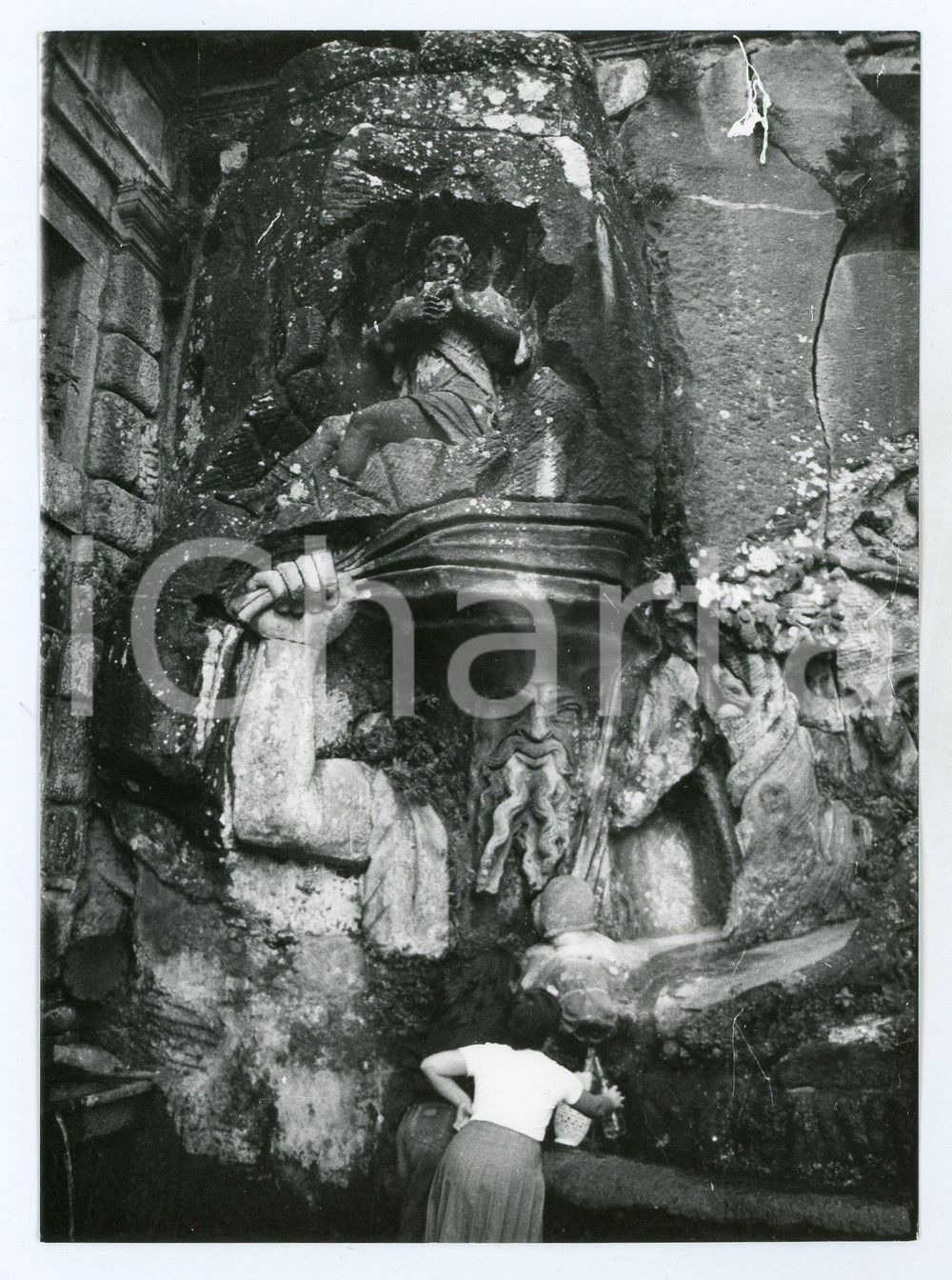 1981 SORIANO NEL CIMINO Donna riempie damigiana alla Fontana Papacqua - Foto Fotografia d'epoca con didascalia al verso.  FAIR/discreto Lievi smussature agli angoli, difetti di stampa Formato: 13x17 cm originale e autentica 1