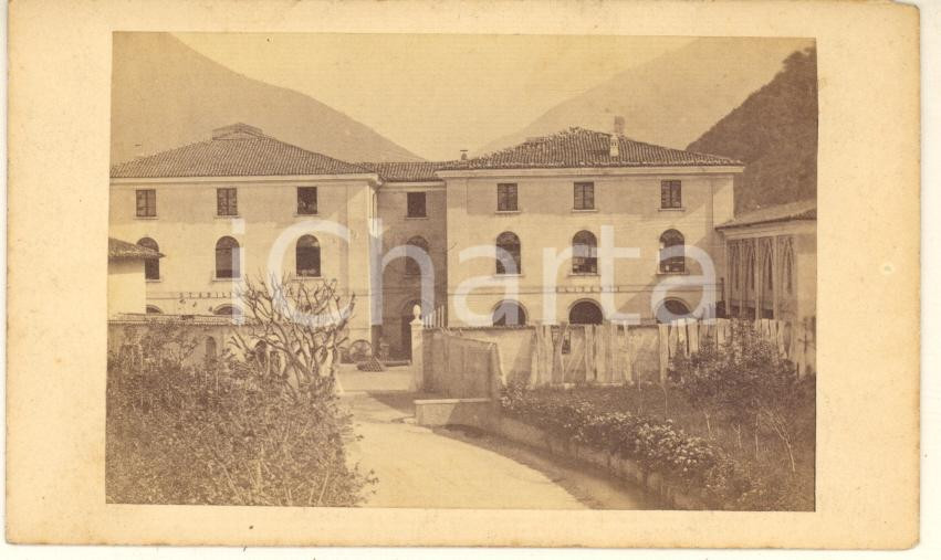 1870 ca VILLA CARCINA (BS) Stabilimento GLISENTI - Foto CDV RARA (2) Rara fotografia, originale d'epoca, su cartoncino morbido, che mostra lo stabilimento siderurgico fondato da Francesco Glisenti.  GOOD/buono  Formato: 6x10 cm originale e autentica 1