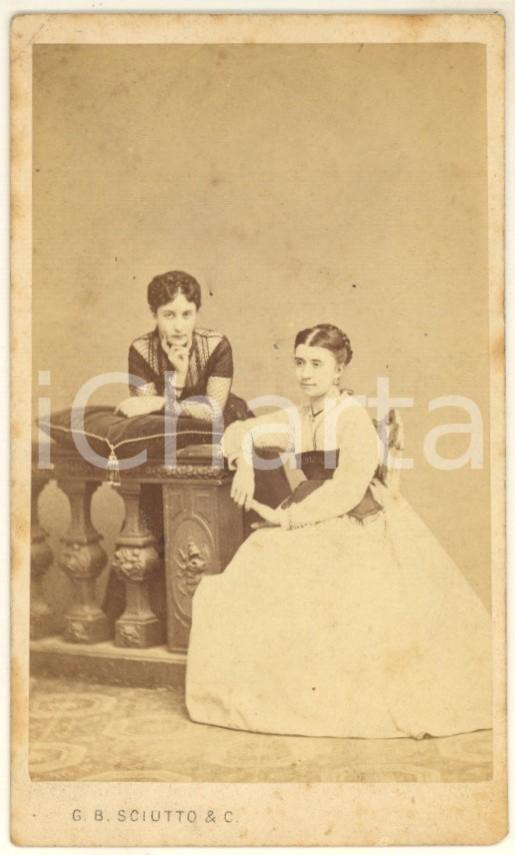 1870 ca GENOVA Ritratto di due giovani sorelle - Foto G. B. SCIUTTO CDV Fotografia originale d'epoca, su cartoncino morbido. FOTOGRAFO: Giovanni Battista Sciutto - Genova, via Nuova 10 - Palazzo Adorno FAIR/discreto lieve piegatura angolare e minime fioriture Formato: 6x10 cm originale e autentica 1