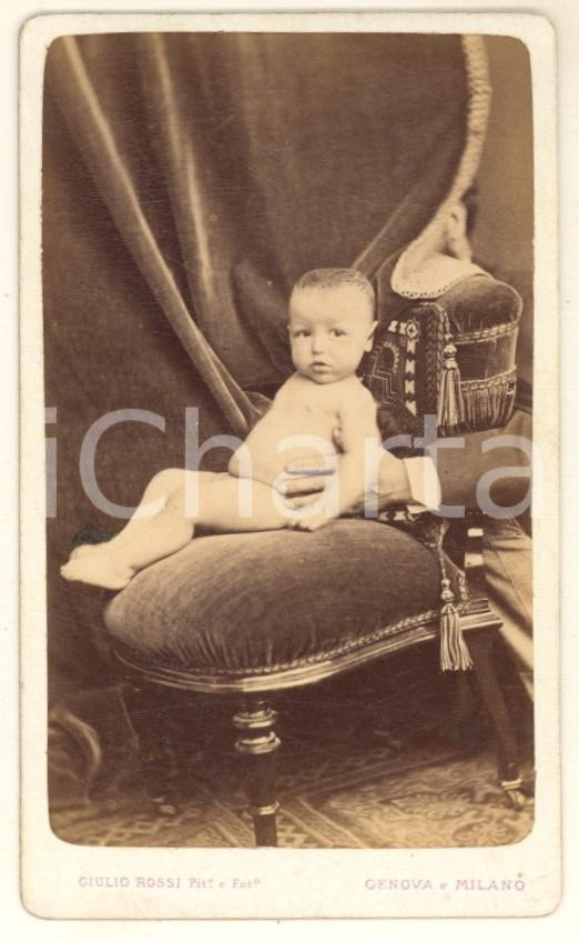 1870 ca GENOVA Bambino su poltroncina - Posa con mano *Foto Giulio ROSSI CURIOSA Fotografia originale d'epoca, su cartoncino morbido. Da notare lo scatto inusuale, in cui si vede la mano di un adulto che sorregge il bambino per mantenerlo seduto durante il tempo di posa.FOTOGRAFO: Giulio Rossi - Genova GOOD/buono  Formato: 6x10 cm originale e autentica 1