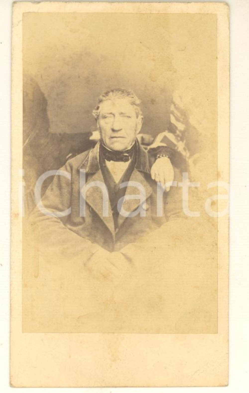 1870 ca MILANO Anziano seduto - Ritratto POST MORTEM *Foto E. MAZA CDV Fotografia originale d'epoca, su cartoncino morbido.  FAIR/discreto piccola piegatura angolare Formato: 6x10 cm originale e autentica 1