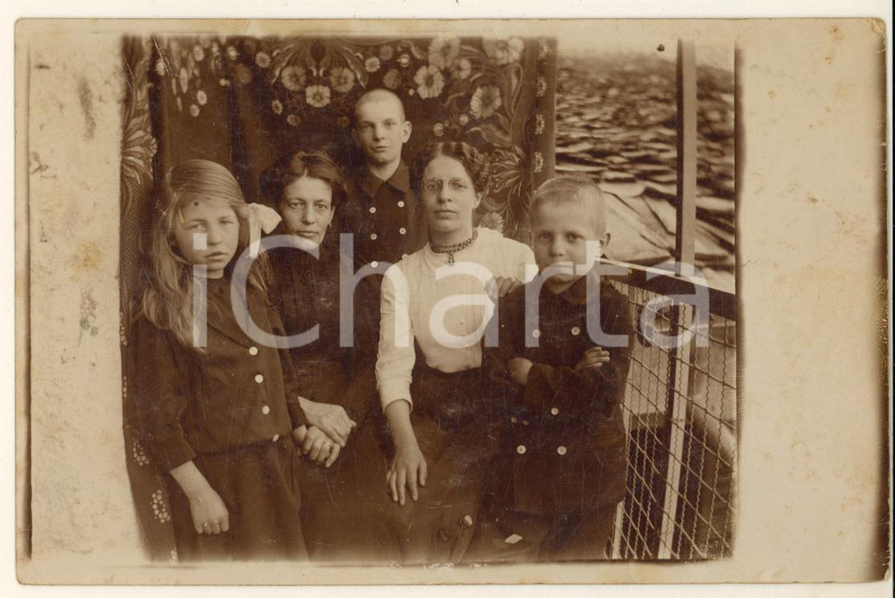 1915 ca ITALIA Donne in balcone con tre bambini - Ritratto *Foto anonima Fotografia originale d'epoca, in formato cartolina postale. FAIR/discreto macchie e difetti di stampa Formato: 14x9 cm originale e autentica 1
